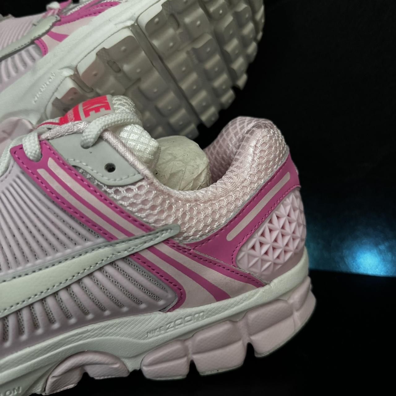 Nike Nike Zoom Vomero 5 Hyper Pink Size 10w Size US 10 / IT 40 - 2 Thumbnail
