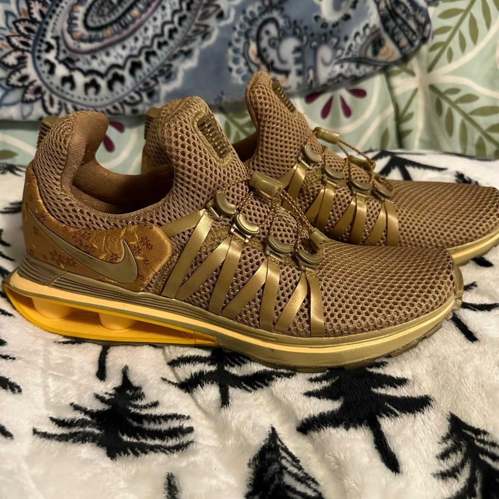 Nike Nike Shox Gravity Metallic Gold Women's Athletic Shoes Size US 8 / IT 38 - 2 Thumbnail