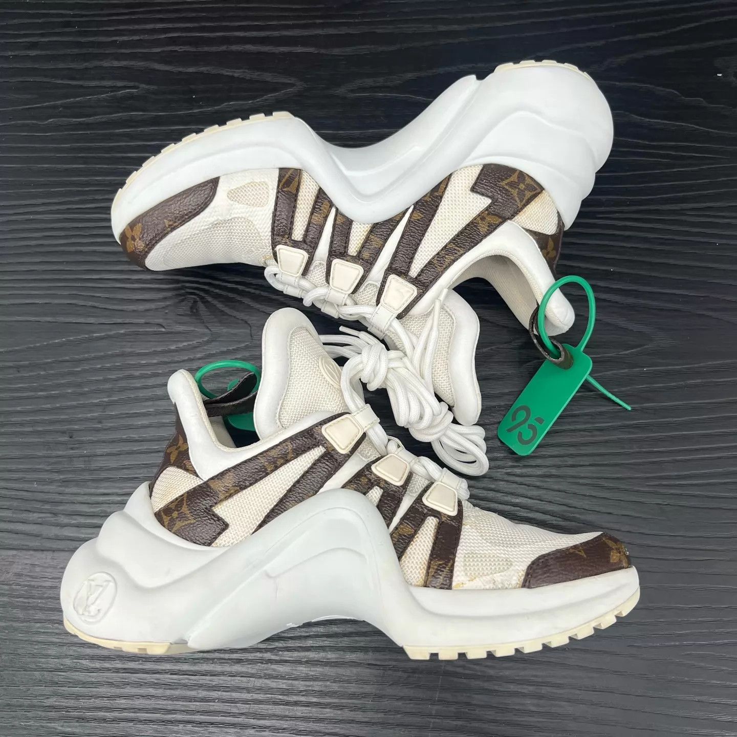 Louis Vuitton LV Archlight White Monogram Sneaker 35.5 Like New Size US 5 / IT 35 - 2 Thumbnail