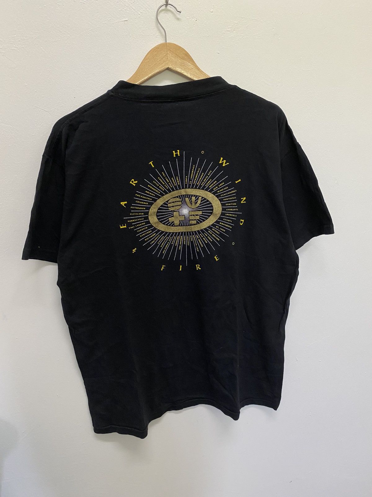 Band Tees × Vintage Vintage 90s Earth Wind & Fire Japan Tour Tee Size US L / EU 52-54 / 3 - 4 Thumbnail
