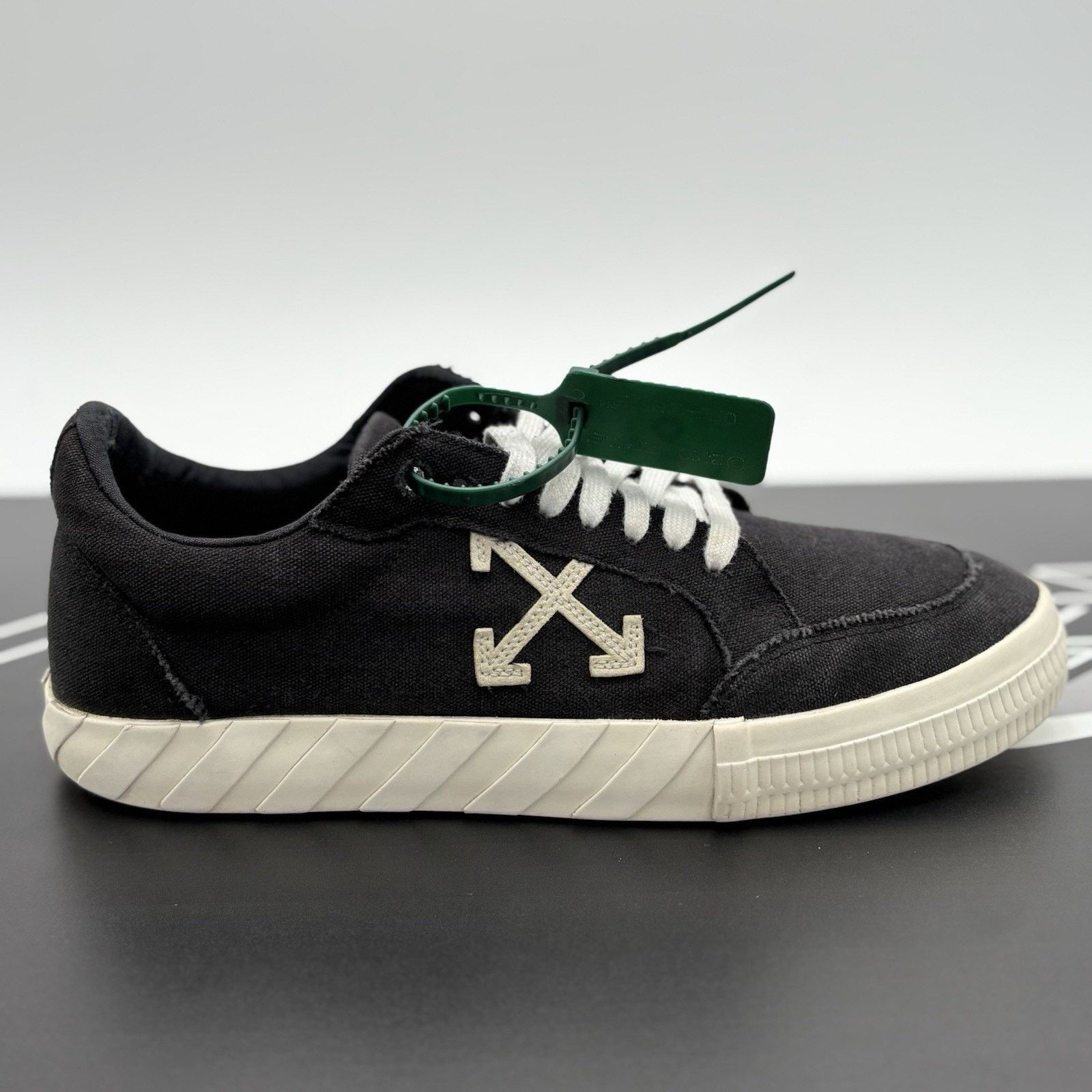 Off-White Off-White Vulc Sneaker ' Black White ' | GOOD CONDITION! Size US 11 / EU 44 - 2 Thumbnail