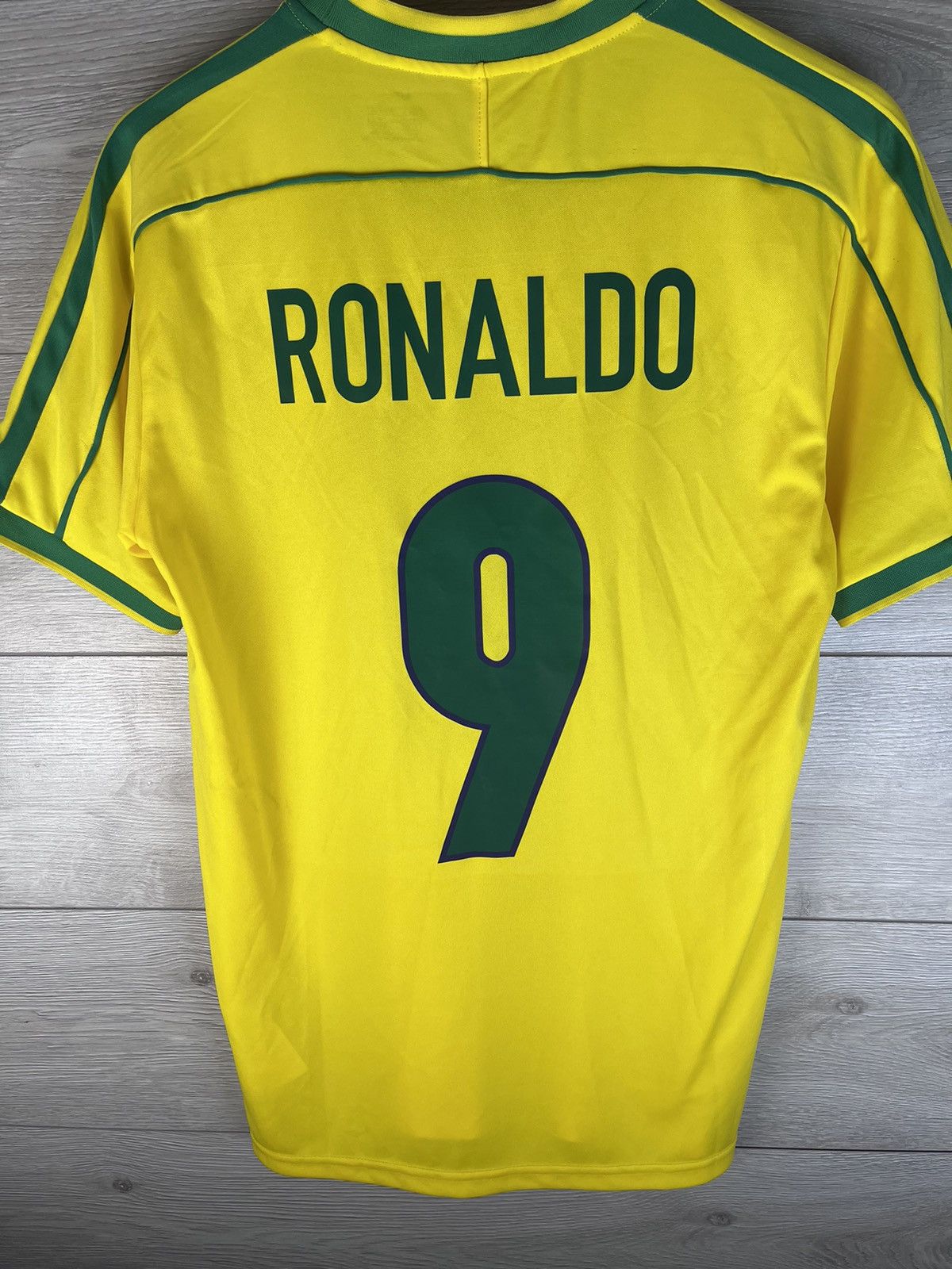 Vintage men’s soccer jersey Brazil 🇧🇷 Ronaldo #9 size M