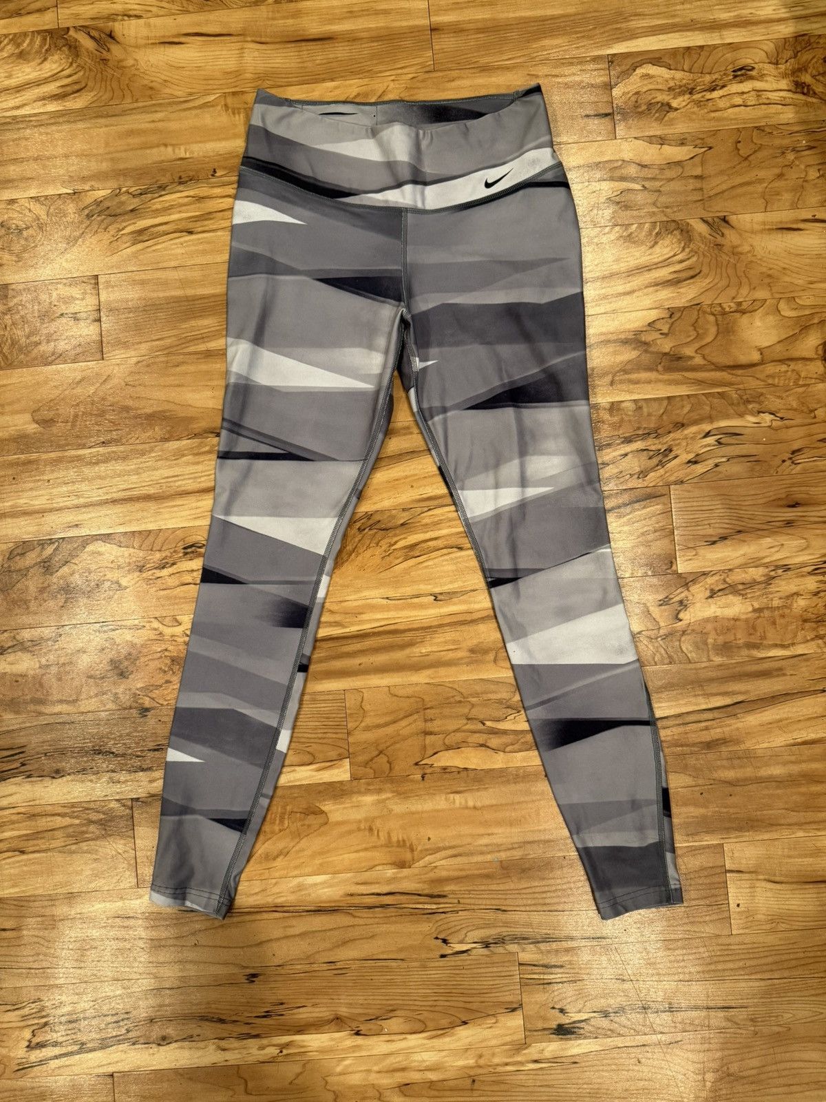 Nike Nike Dri-FIT Legend Camo Printed Leggings Size Medium Size 30" / US 8 / IT 44 - 1 Thumbnail
