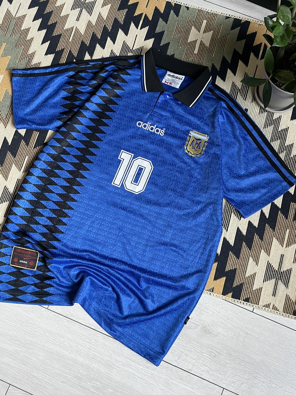 Vintage Vintage Adidas Maradona 10 Argentina 1994 Retro Jersey Size US L / EU 52-54 / 3 - 7 Thumbnail