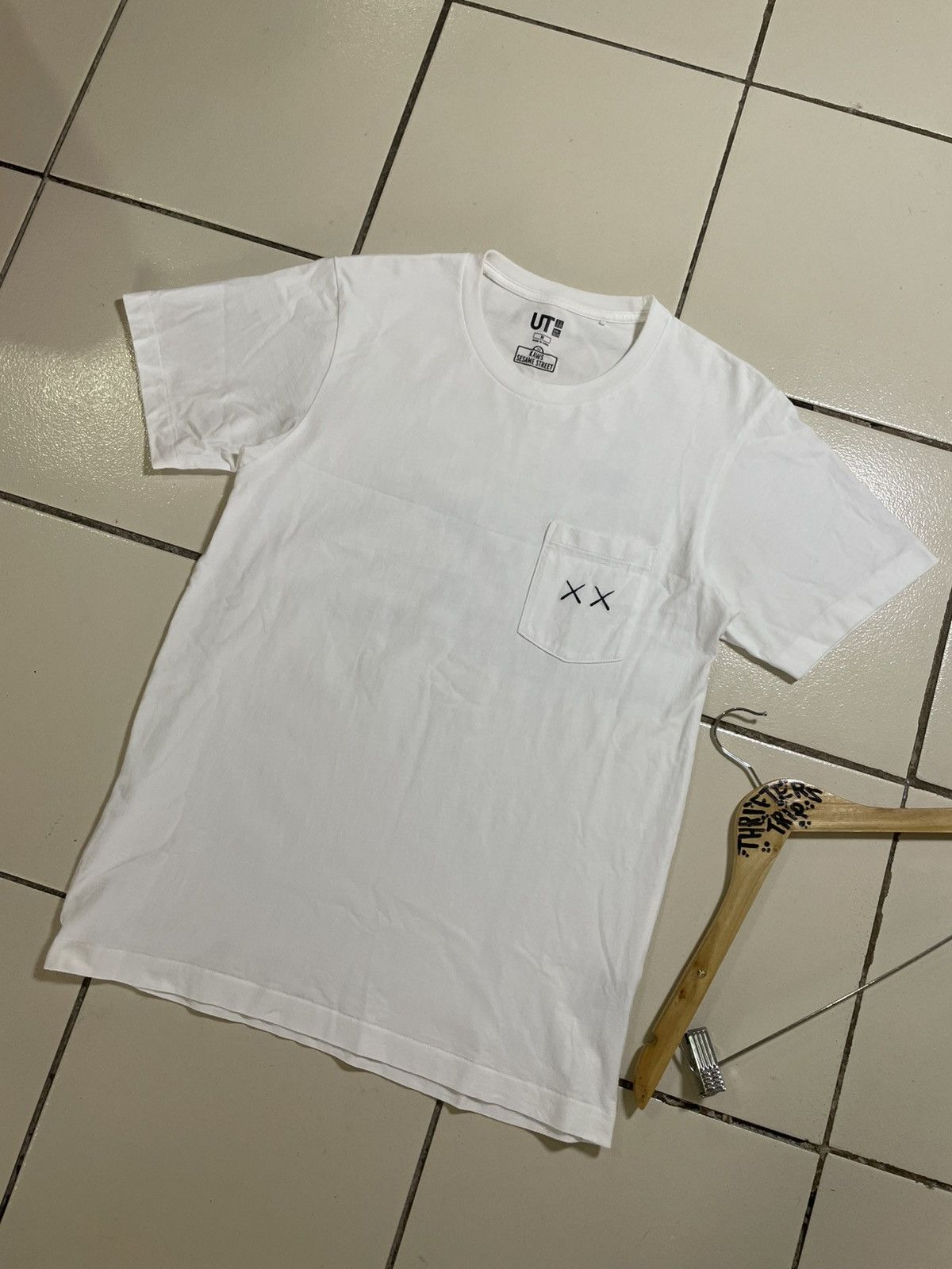 Kaws RARE KAWS X SESAME STREET UNIQLO POCKET SHIRT Size US M / EU 48-50 / 2 - 1 Thumbnail