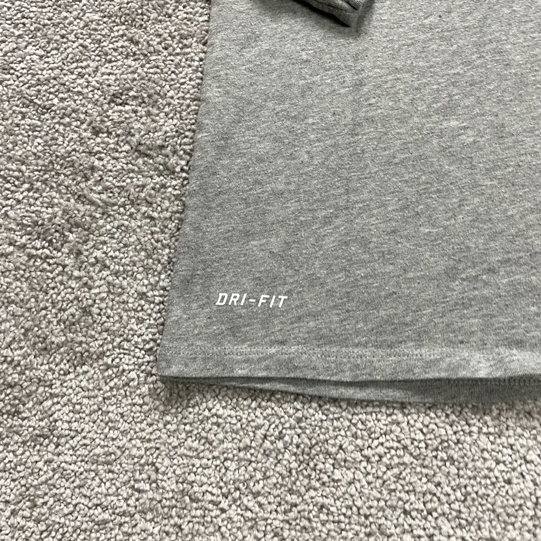 Nike Nike Tee Dri-Fit T-Shirt Mens Small Gray Graphic Long Sleeve Crew Neck Graphic Size S / US 4 / IT 40 - 7 Thumbnail