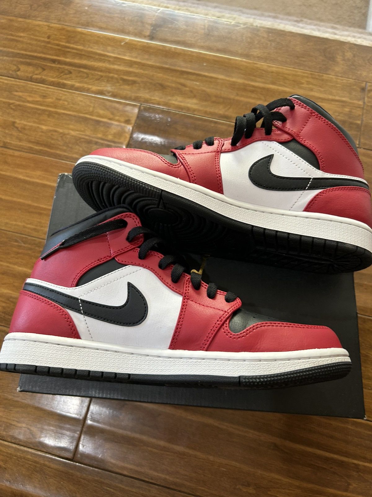 Jordan Brand Jordan 1 Mid Chicago Toe Black/Gym Red 554724 069 Size US 7.5 / EU 40-41 - 3 Thumbnail