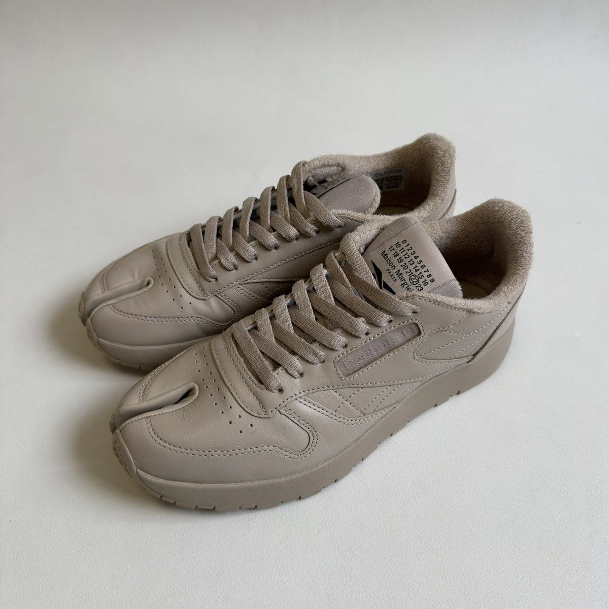 Maison Margiela × Reebok Beige Leather ‘Project 0 CL’ Tabi Sneakers Size US 9 / IT 39 - 7 Thumbnail