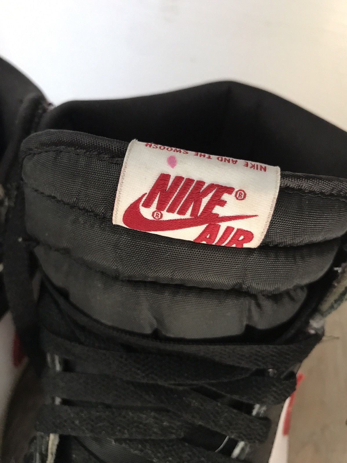 Jordan Brand Air Jordan 1 Retro High Black Gym Red Sail 9.5 2019 Nike Size US 9.5 / EU 42-43 - 9 Thumbnail