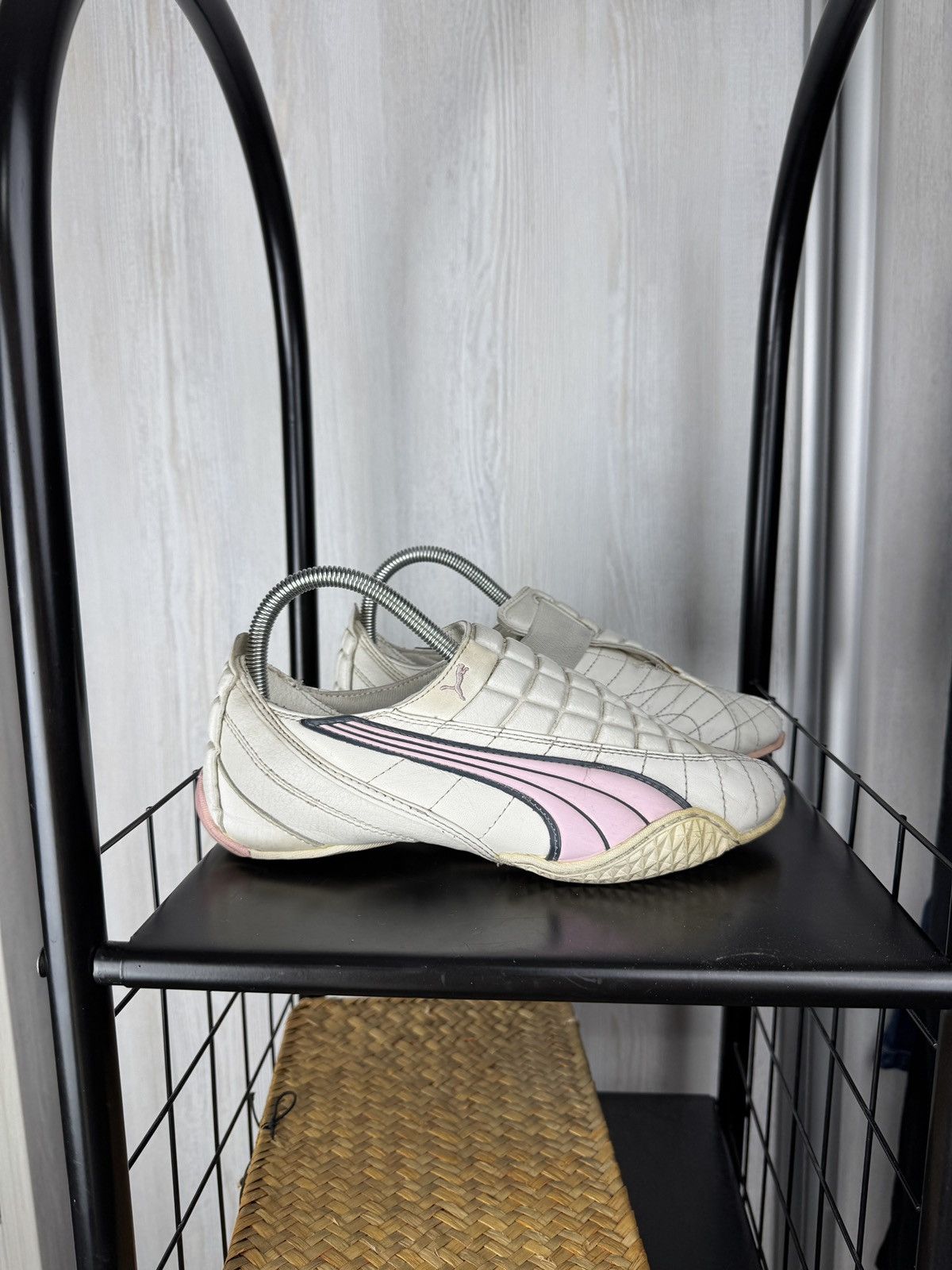 Puma Puma UKE V Limited Edition y2k 00s white pink leather shoes Size US 7 / EU 40 - 1 Thumbnail