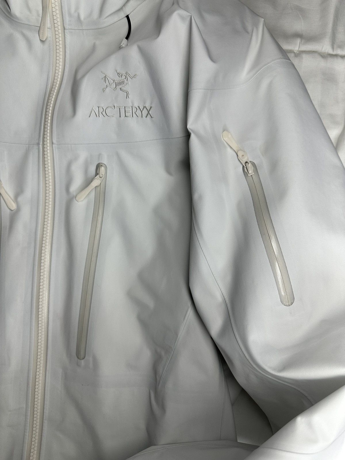 Arc'teryx Mens Arc’teryx Alpha SV (Whiteout) Size US M / EU 48-50 / 2 - 5 Thumbnail