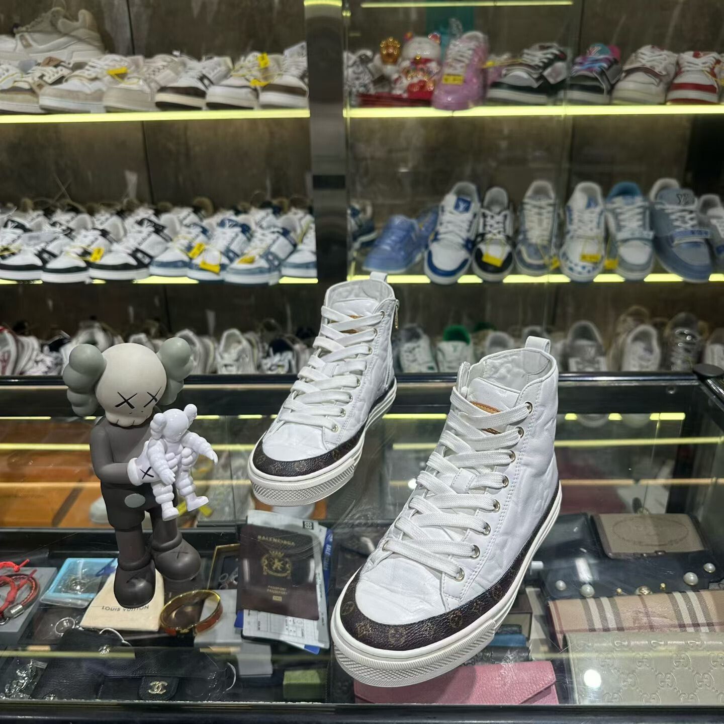 Louis Vuitton Louis Vuitton Multi Lowtop Sneakers us_6 Women Size US 6 / IT 36 - 1 Thumbnail