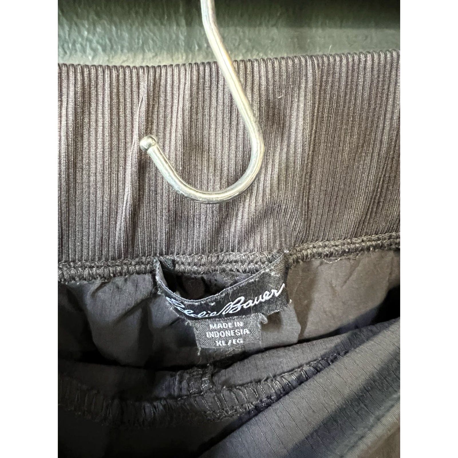 Eddie Bauer Eddie Bauer Womens Gray Cropped Outdoor Hiking Pants XL Drawstring Size XL Gray Cropped Outdoor Hiking Pants Womens Eddie Bauer Drawstring 22in inseam Size 40" / US 18 - 3 Thumbnail
