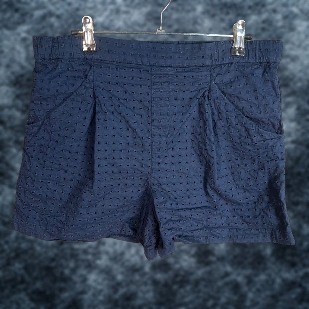 Uniqlo Uniqlo Womens Shorts Size Small Navy Eyelet Cotton Size 28" / US 6 / IT 42 - 1 Thumbnail