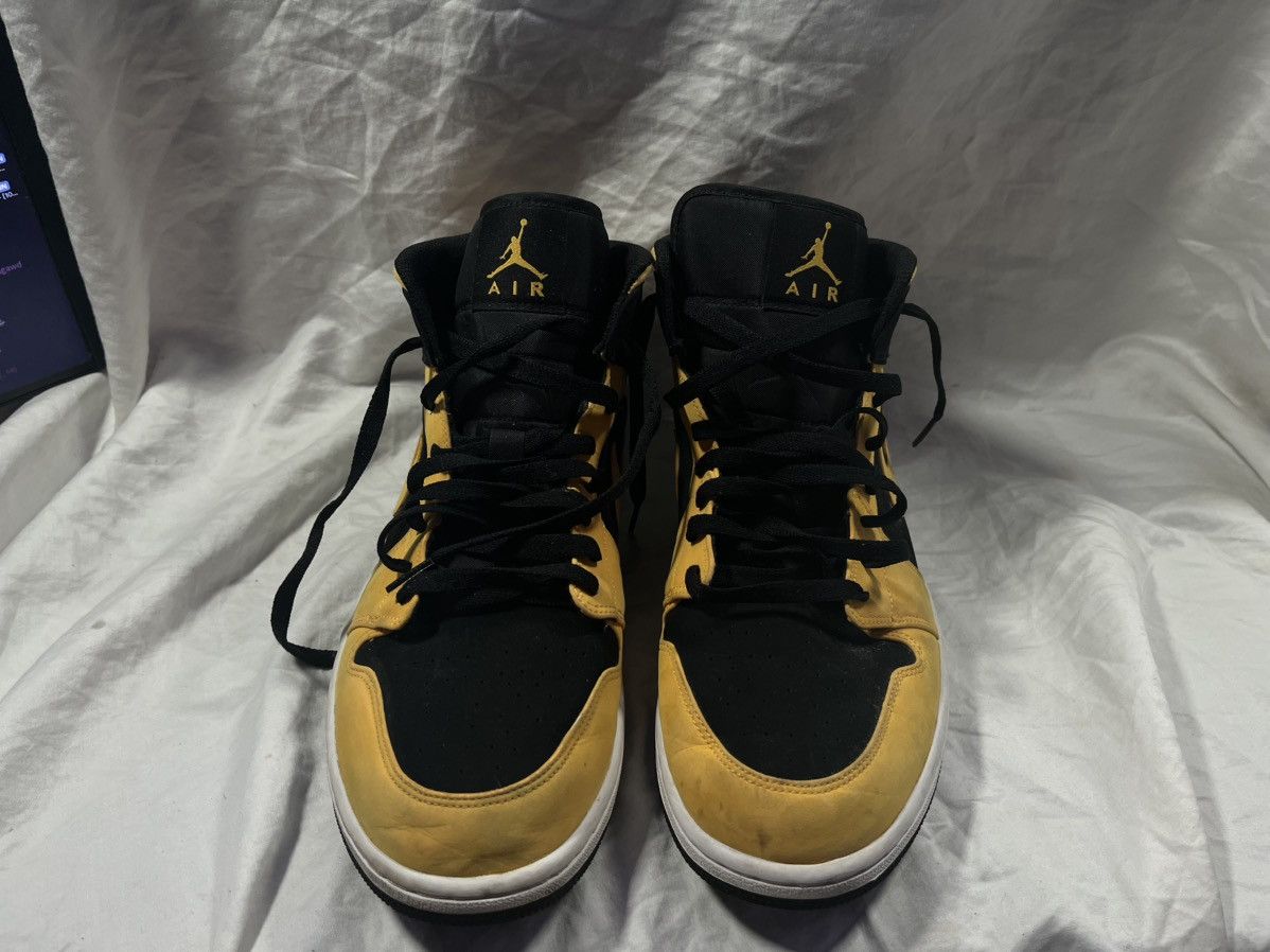 Jordan Brand Air Jordan 1 Retro Mid ‘Reverse New Love’ Men’s 13 Size US 13 / EU 46 - 1 Thumbnail