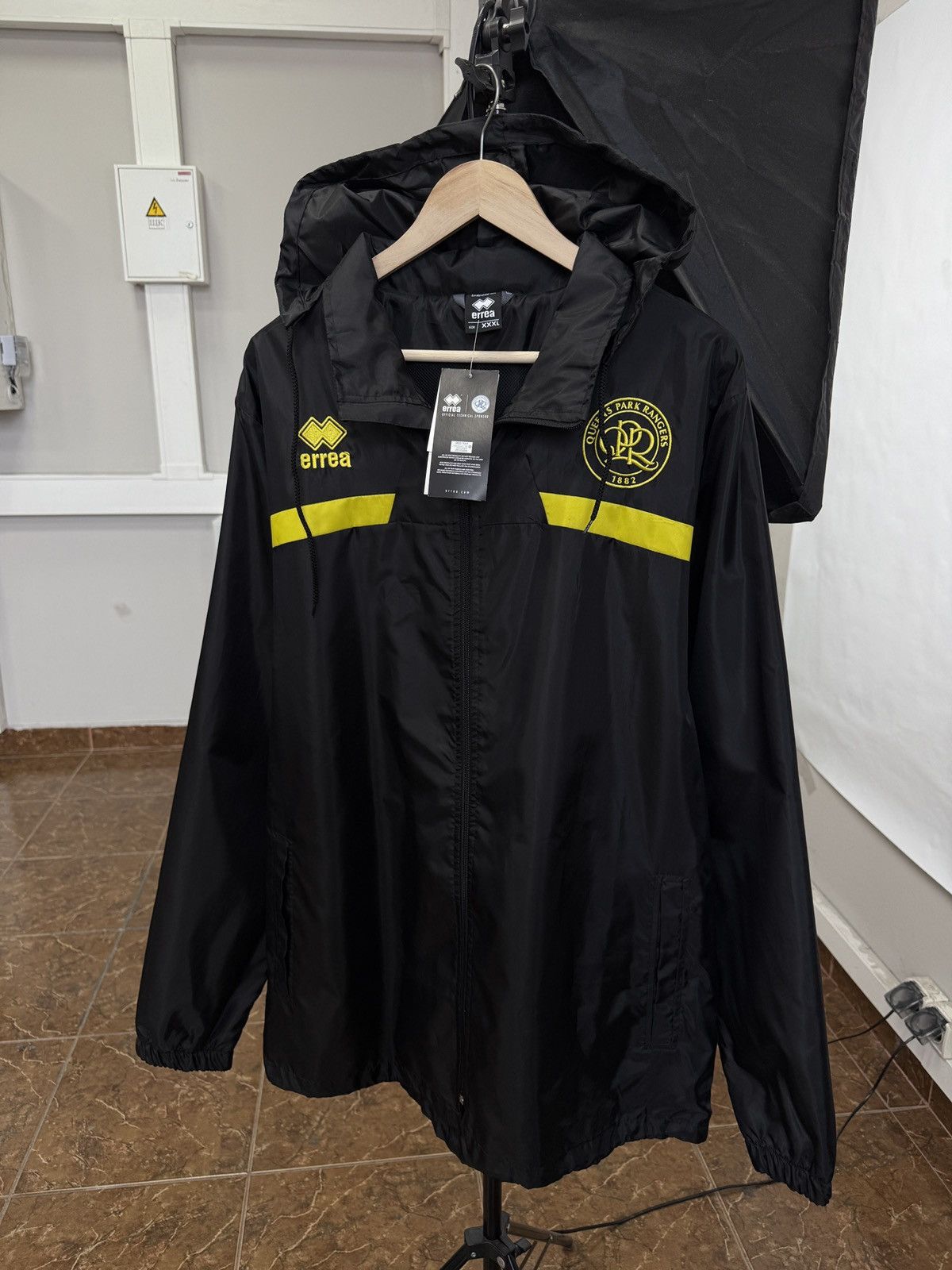 Errea ❗️NWT 🇬🇧 Errea Queens Park Rangers QPR Windbreaker Jacket Rare Size US XXL / EU 58 / 5 - 2 Thumbnail
