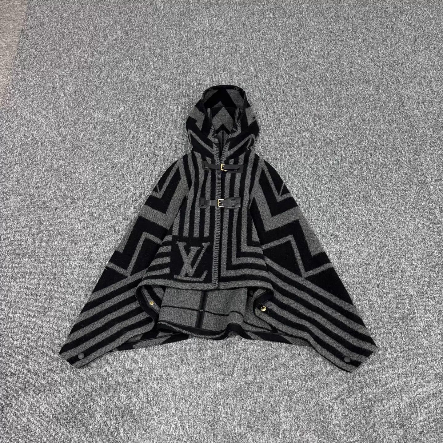 Louis Vuitton LV Big Logo Geo Lines Cashmere Cape Black Gray Size36 Size XS / US 0-2 / IT 36-38 - 1 Thumbnail