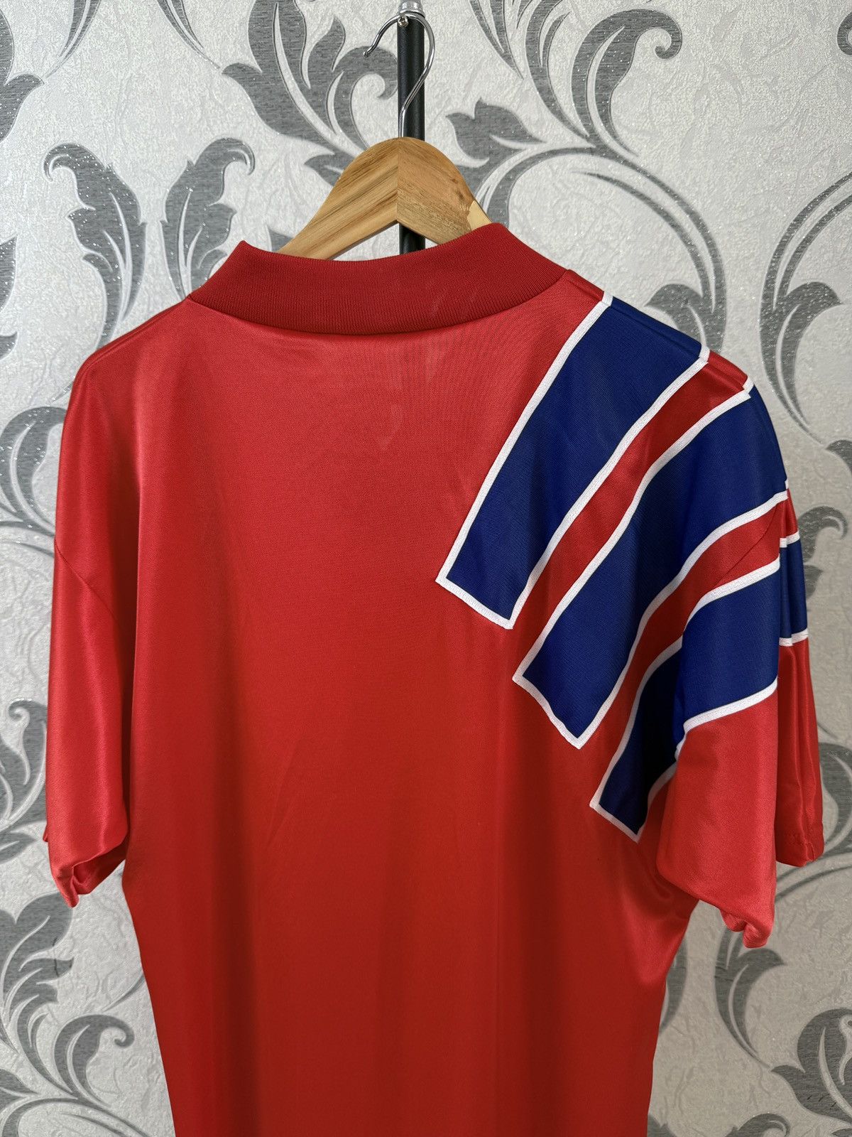 Adidas VTG ADIDAS FC BAYERN MUNICH 1991-1993 HOME FOOTBALL SHIRT Size US L / EU 52-54 / 3 - 16 Thumbnail