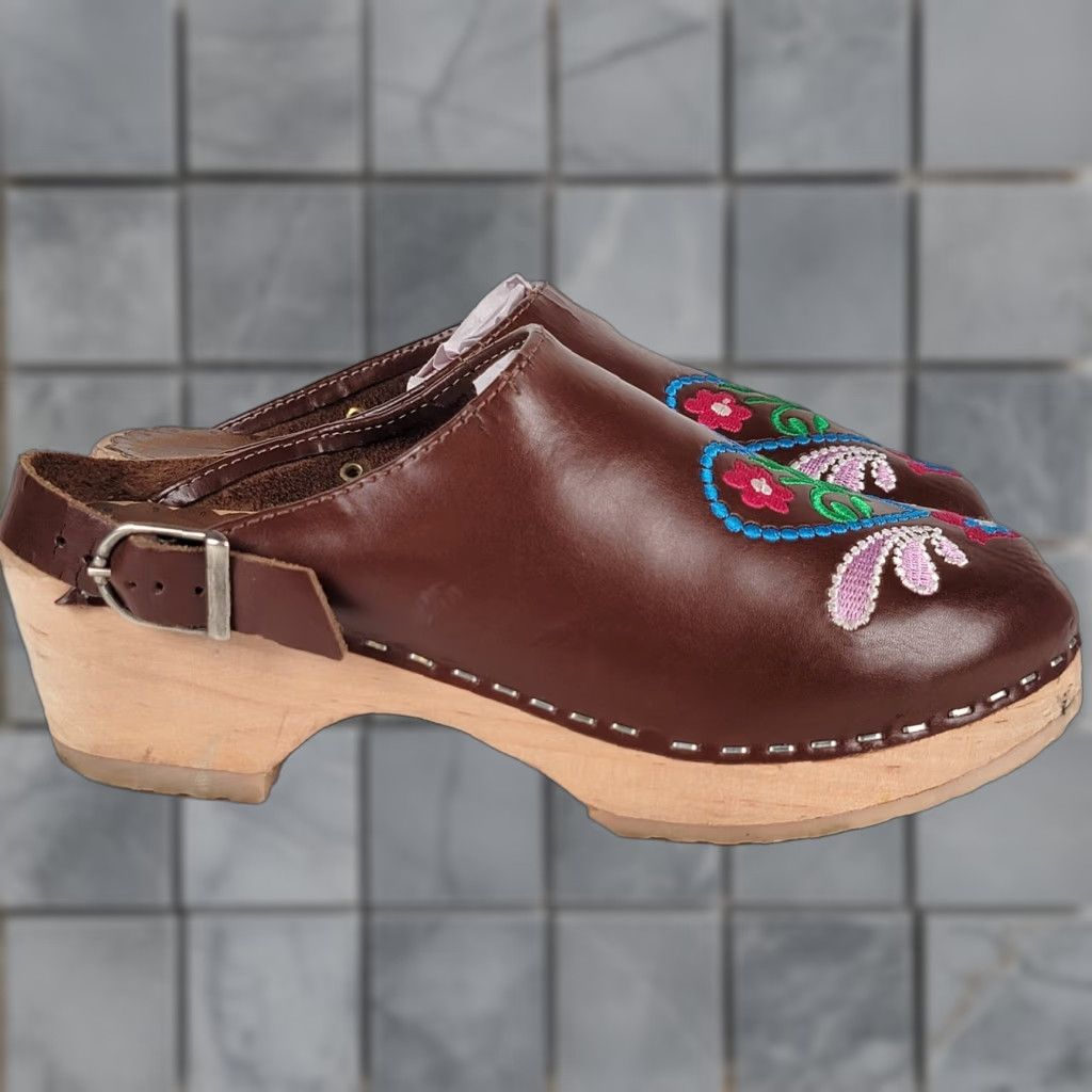 Hanna Anderson Clogs Leather Wooden Floral Heart Embroidered Toe Slip On Brown 36/5.5 Womens Casual Mid Heel