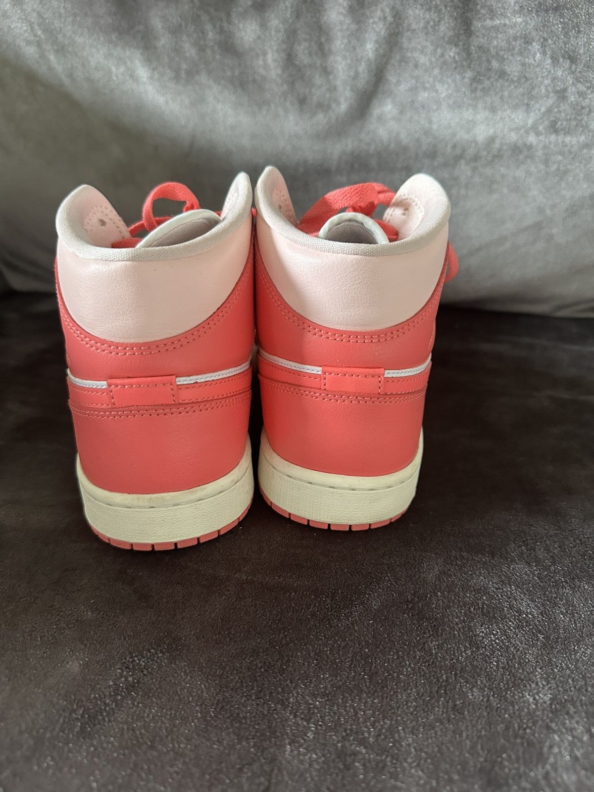 Nike Air Jordan 1 Mid ‘Strawberries and Cream’ Maat 40.5 Size US 9.5 / IT 39.5 - 3 Thumbnail