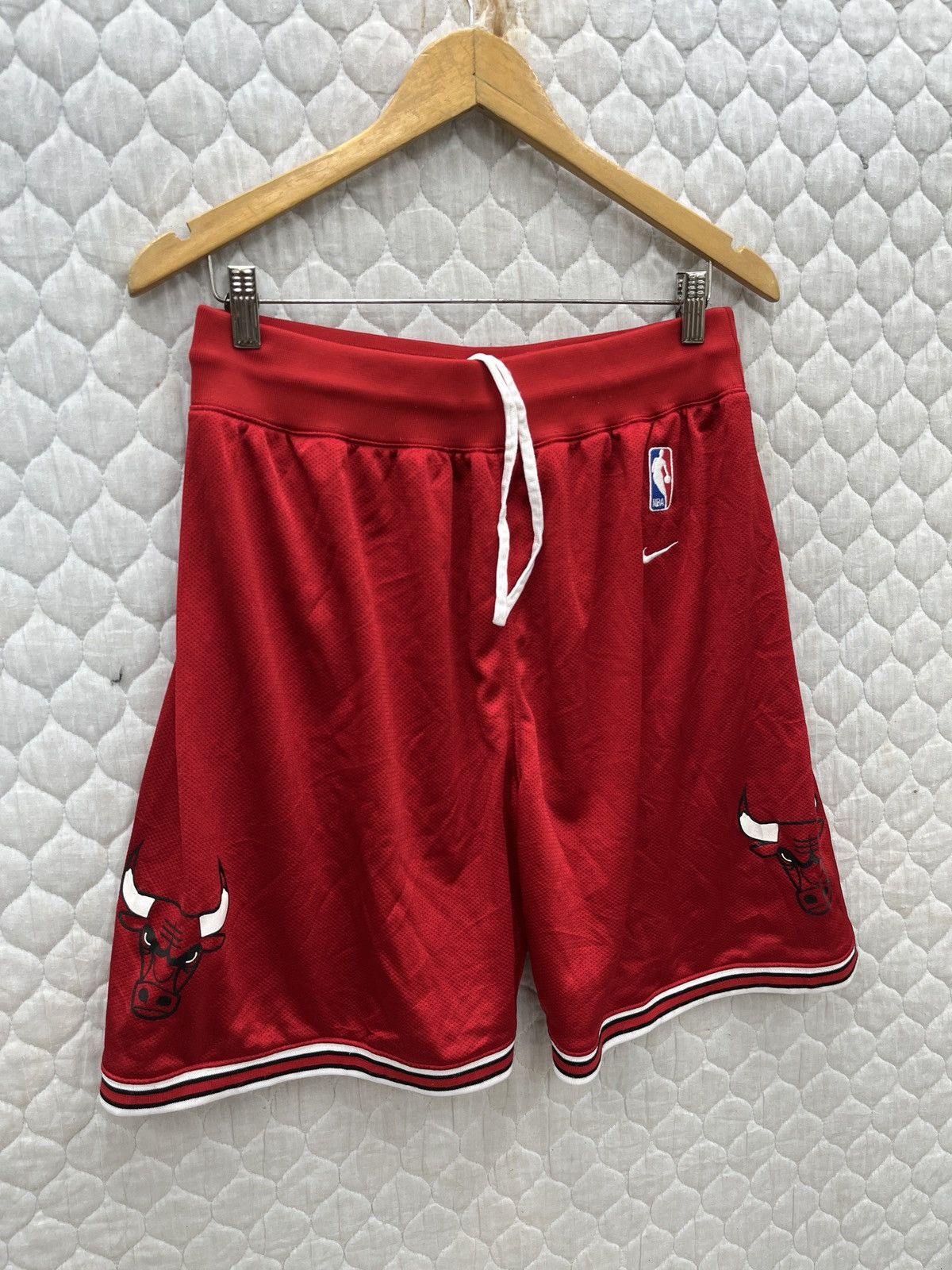 Nike 🔥🔥🔥STEALS VTG NIKE NBA CHICAGO BULLS SHORTS Size US 36 / EU 52 - 2 Thumbnail