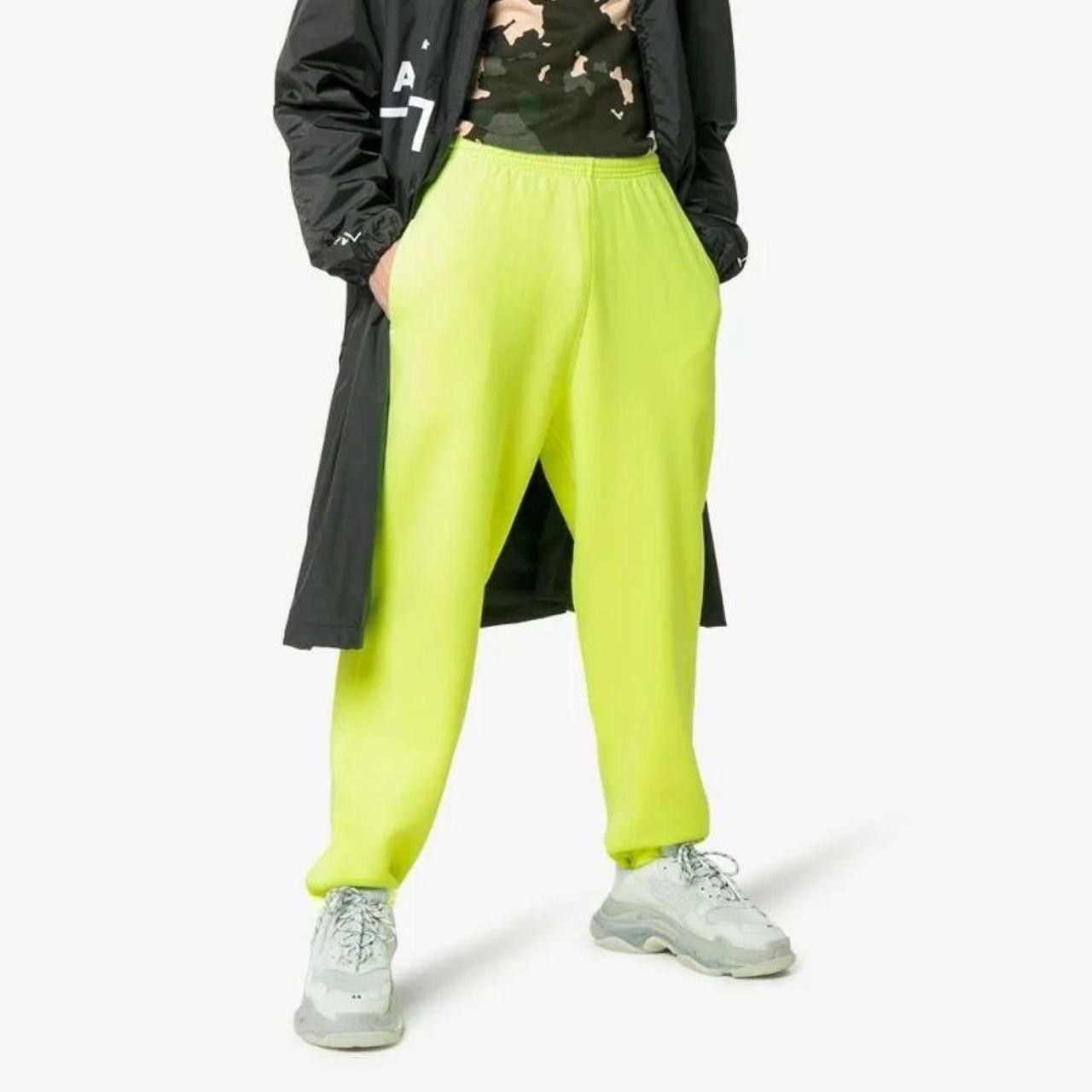 Balenciaga Balenciaga Oversized Neon Yellow Sweatpants Size US 28 / EU 44 - 1 Thumbnail