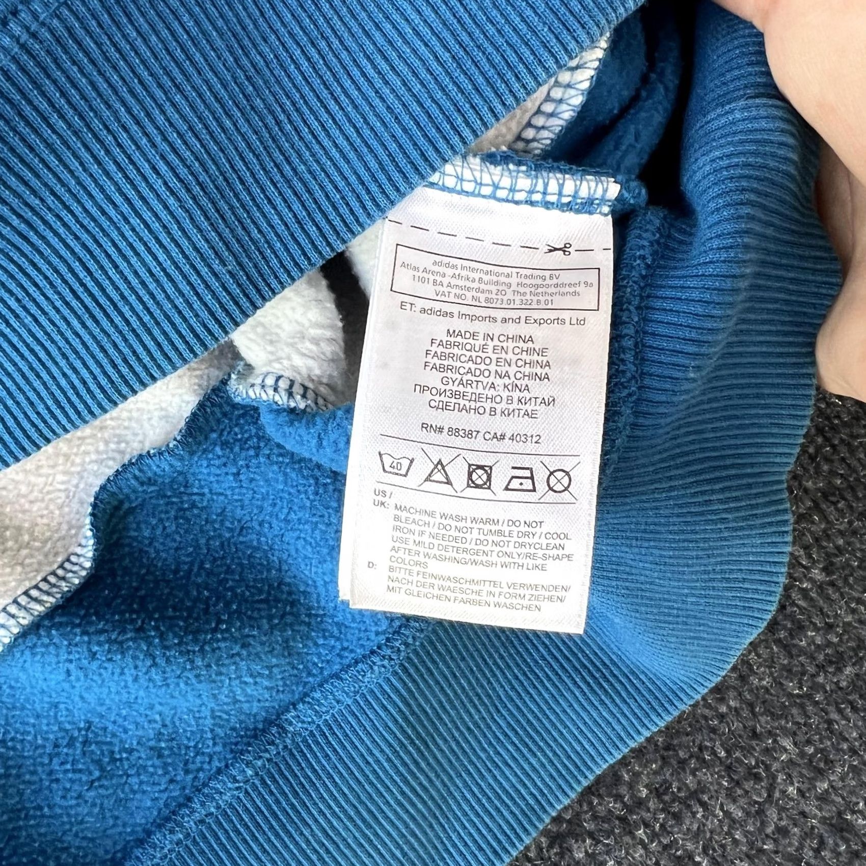 Adidas adidas Shirt Mens M Blue Sweatshirt White Trefoil Colorblock Crewneck Fleece Size US M / EU 48-50 / 2 - 3 Thumbnail