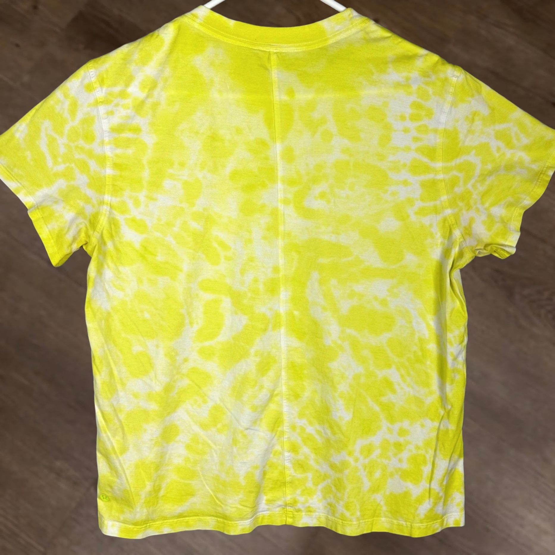 Lululemon Lululemon T-Shirt Womens 1X 16-18 Yellow Tie Dye Short Sleeve Tee Crewneck Logo Batik Back Seam Reflective Size XL / US 12-14 / IT 48-50 - 1 Thumbnail