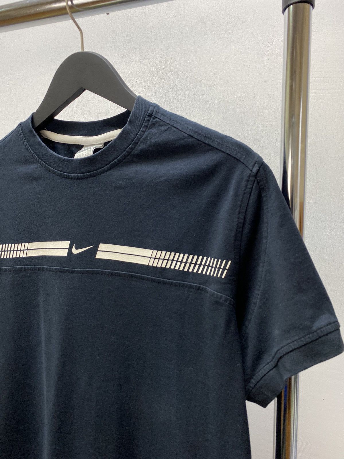 Vintage Vintage 90s Nike Centre Logo T Shirt Size US L / EU 52-54 / 3 - 7 Thumbnail