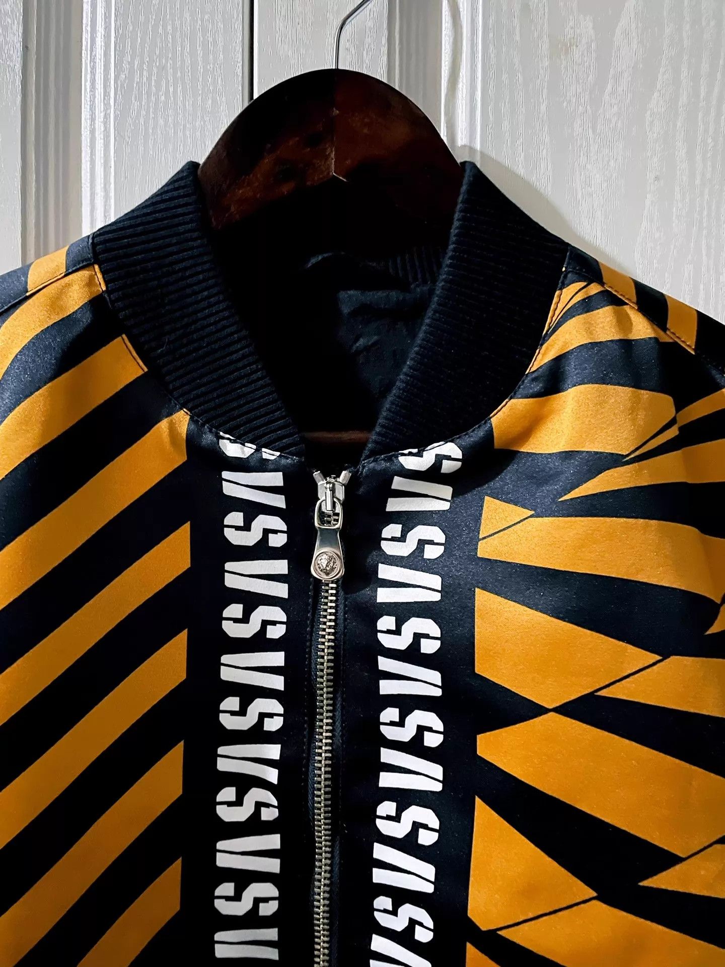 Versace Versace Tiger Stripe Baroque Print Nylon Jacket M Size US M / EU 48-50 / 2 - 3 Thumbnail
