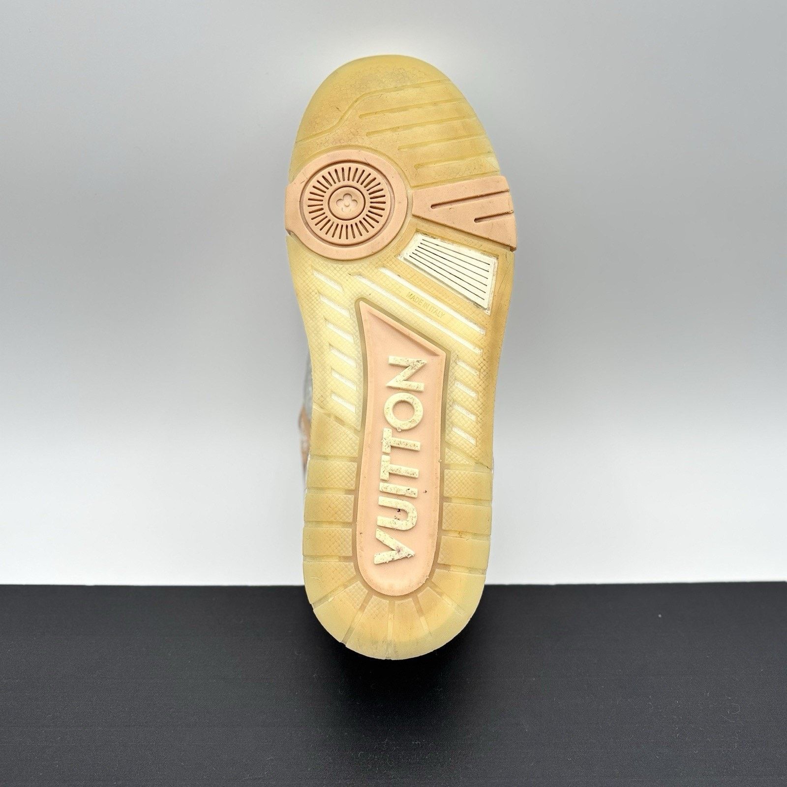 Louis Vuitton (7-7.5 US) Louis Vuitton Trainer ' Metallic, Beige ' Size US 7 / EU 40 - 17 Thumbnail