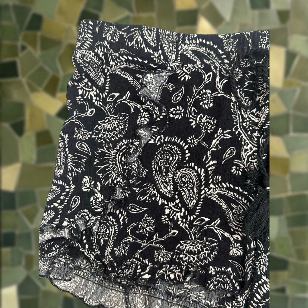 Vintage Mudd Womens Juniors Shorts Size XL Black Paisley Flowy Ruffled Elastic Waist Size 40" / US 18 - 1 Thumbnail