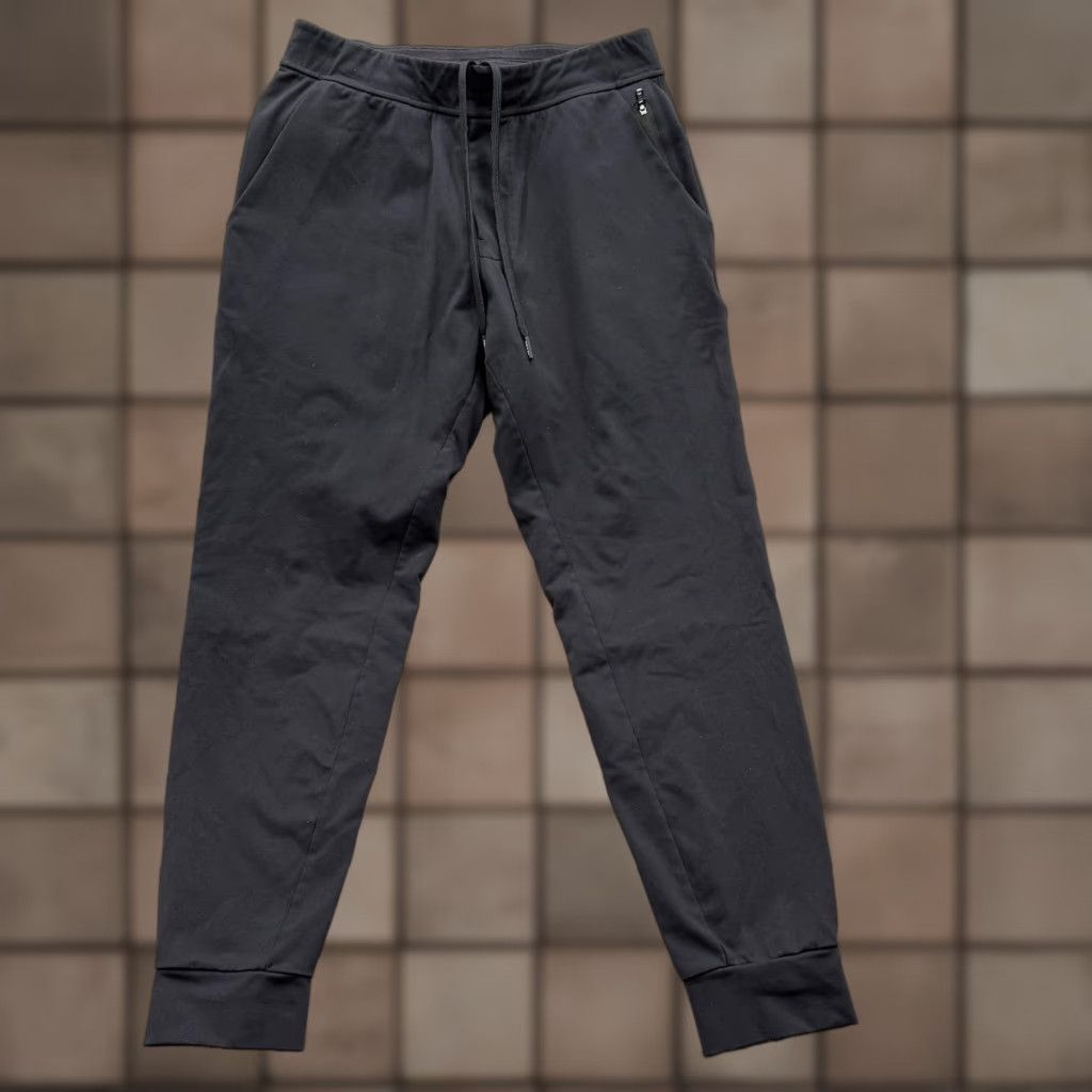 Vintage Public Rec Pants Mens 30x30 Jogger Black Nylon Spandex Elastic Waist Pockets Zip Pocket Tapered Athleisure Jogger Pants Mens 30 Regular Size US 30 / EU 46 - 1 Thumbnail