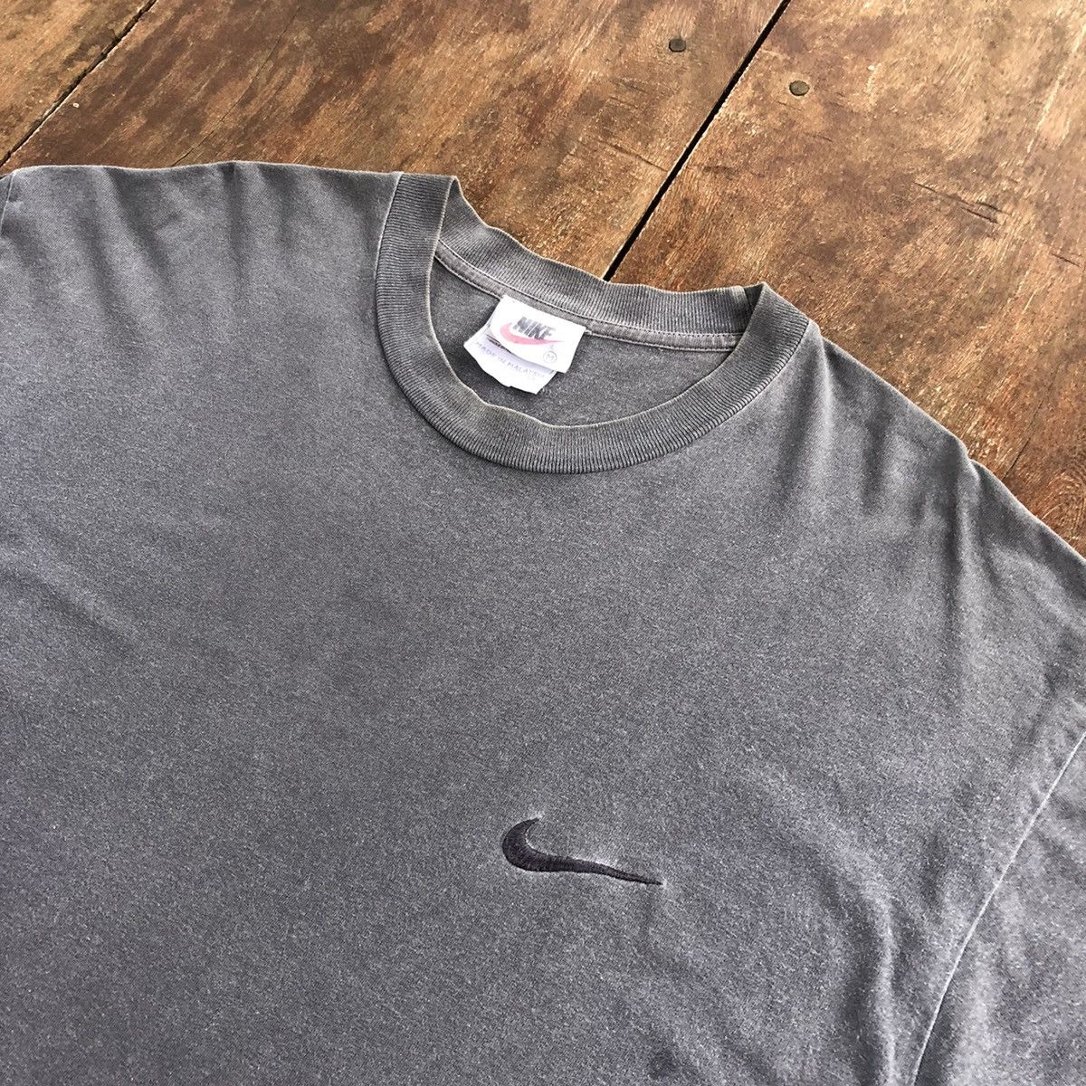 Vintage Vintage Thrashed Faded Nike 90s T Shirt Size US L / EU 52-54 / 3 - 1 Thumbnail