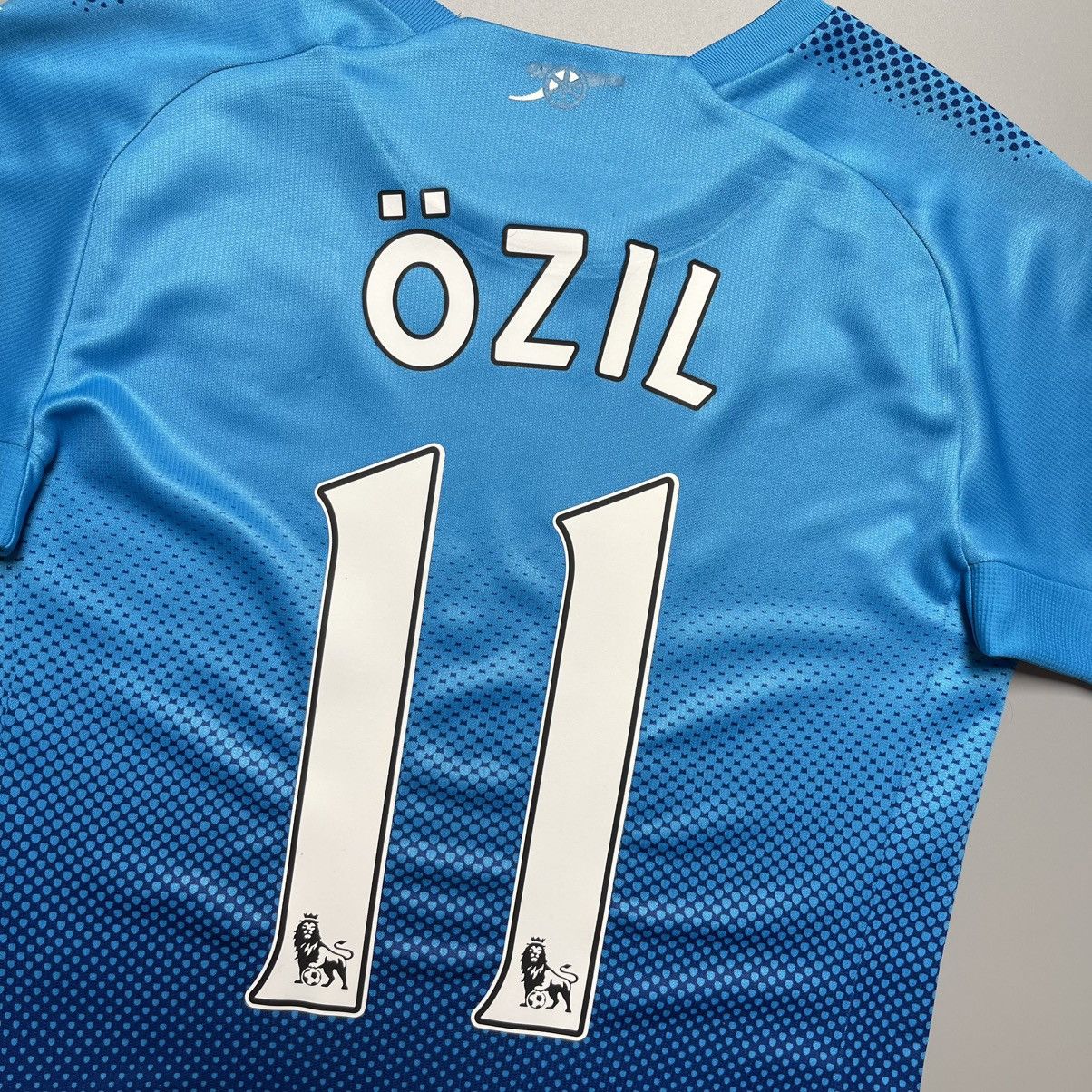 Puma × Vintage WOMENS ARSENAL PUMA 2017/2018 FOOTBALL AWAY JERSEY #11 OZIL Size S / US 4 / IT 40 - 10 Thumbnail