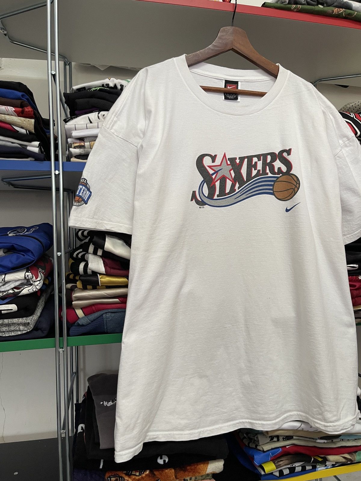 Nike Vintage 90s Nike Sixers 76 Nba Graphic Tee Size US XXL / EU 58 / 5 - 2 Thumbnail