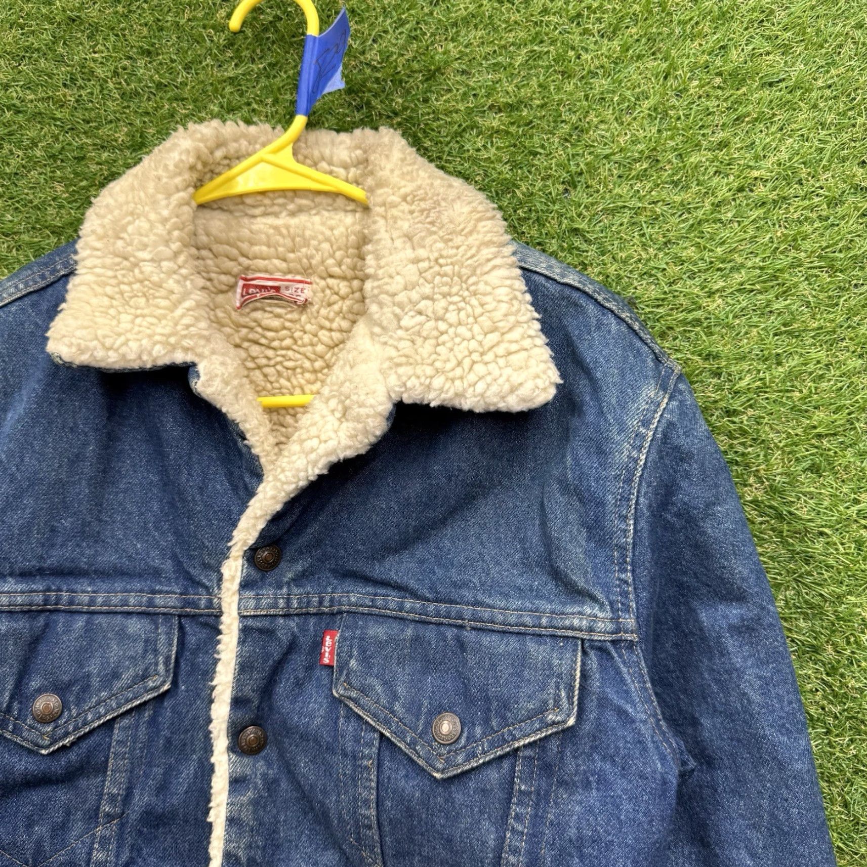 Levi's VINTAGE Levi's Trucker Jacket Denim 36 Mens Blue 80s Grunge Dark Wash Lined Sherpa Wool N/A Size US 36 / EU 52 - 7 Thumbnail