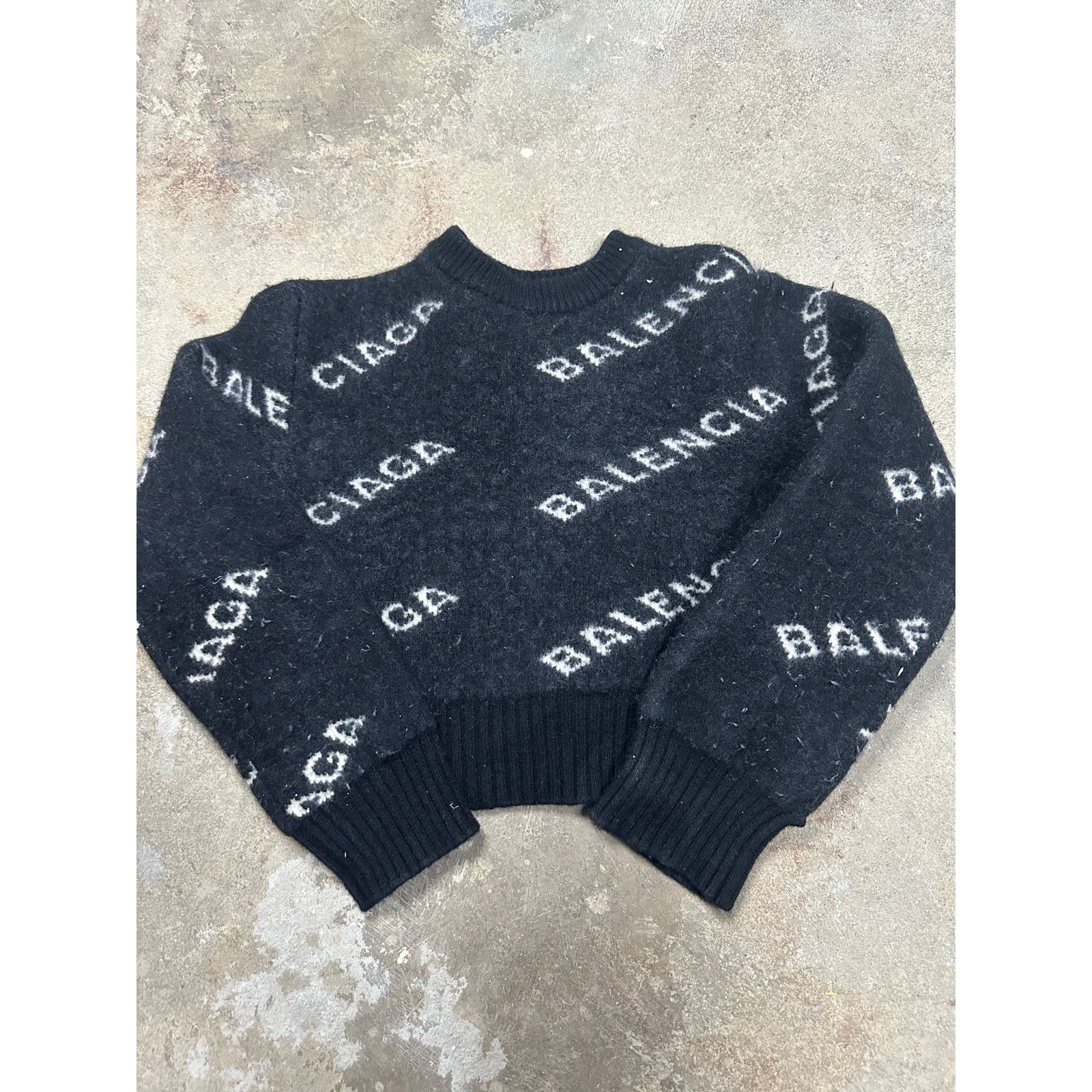Balenciaga Balenciaga Crewneck Black White Womens XS Used Size XS / US 0-2 / IT 36-38 - 1 Thumbnail