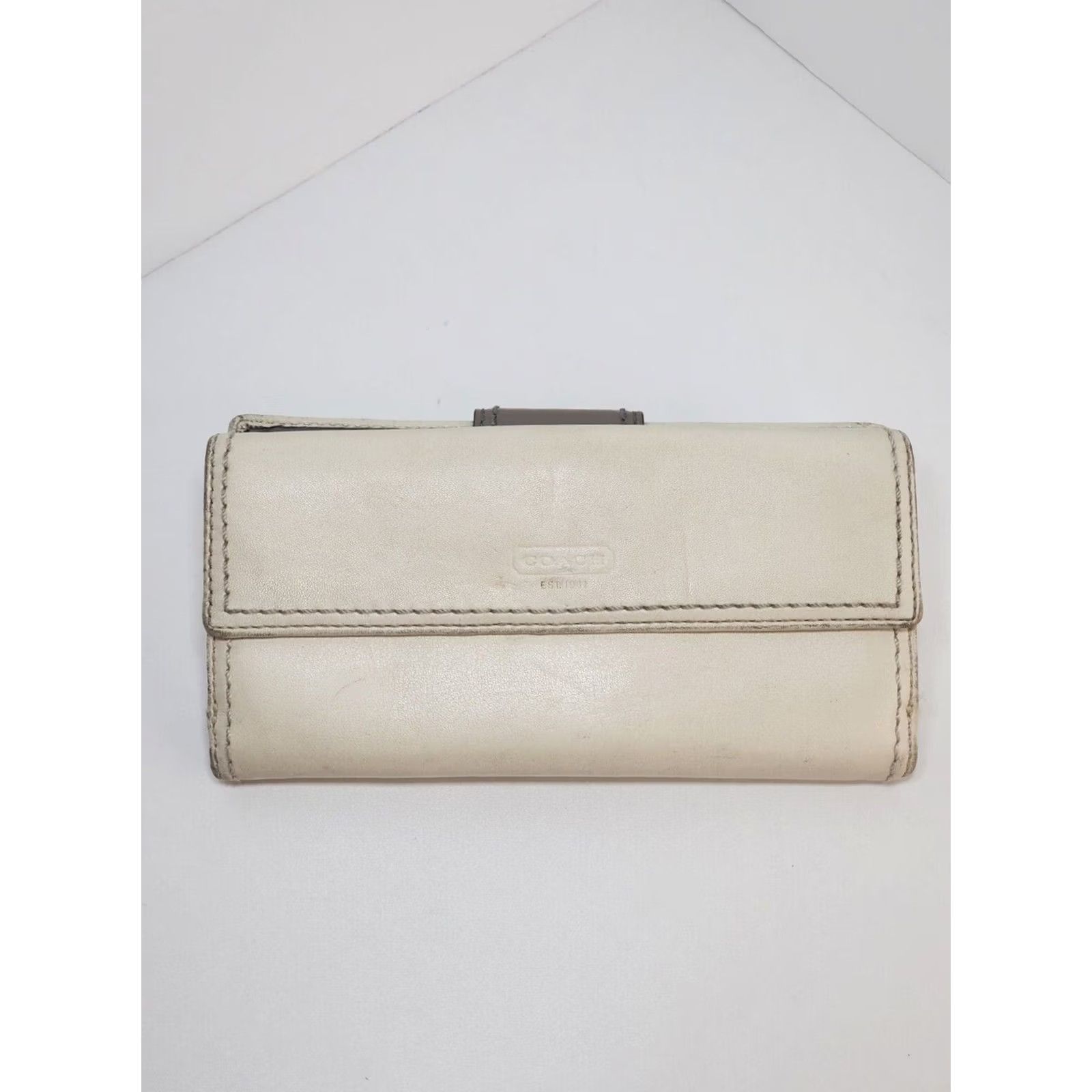 Coach VINTAGE Coach White Leather Bifold Wallet Checkbook Holder Turnlock Womens M Size ONE SIZE - 3 Thumbnail