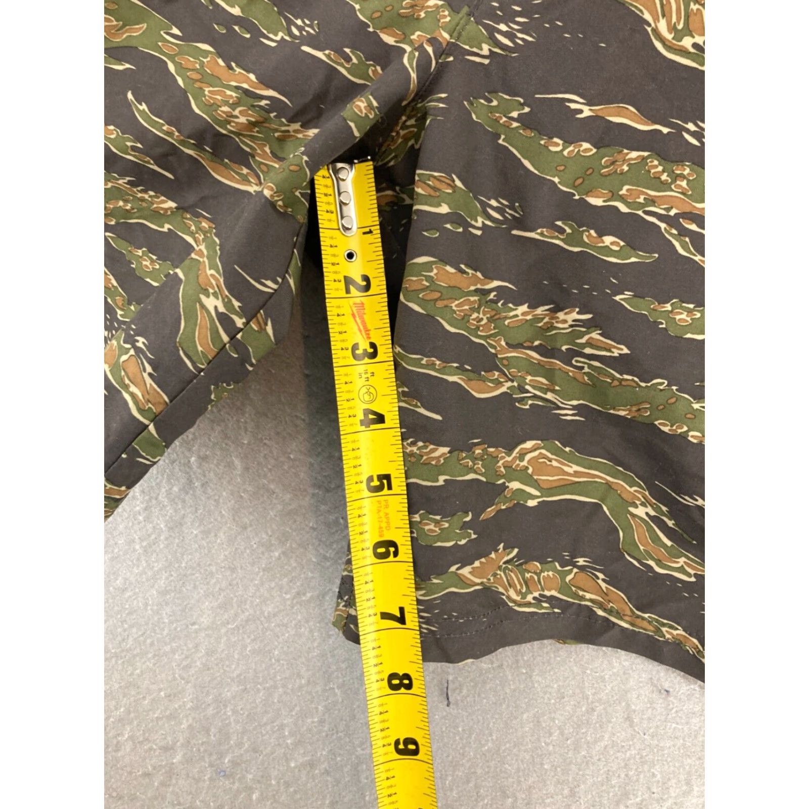 American Eagle Outfitters American Eagle Outfitters Bermuda Shorts Mens Small Green Camo Lightweight Swim Bottoms Size US 29 - 4 Thumbnail