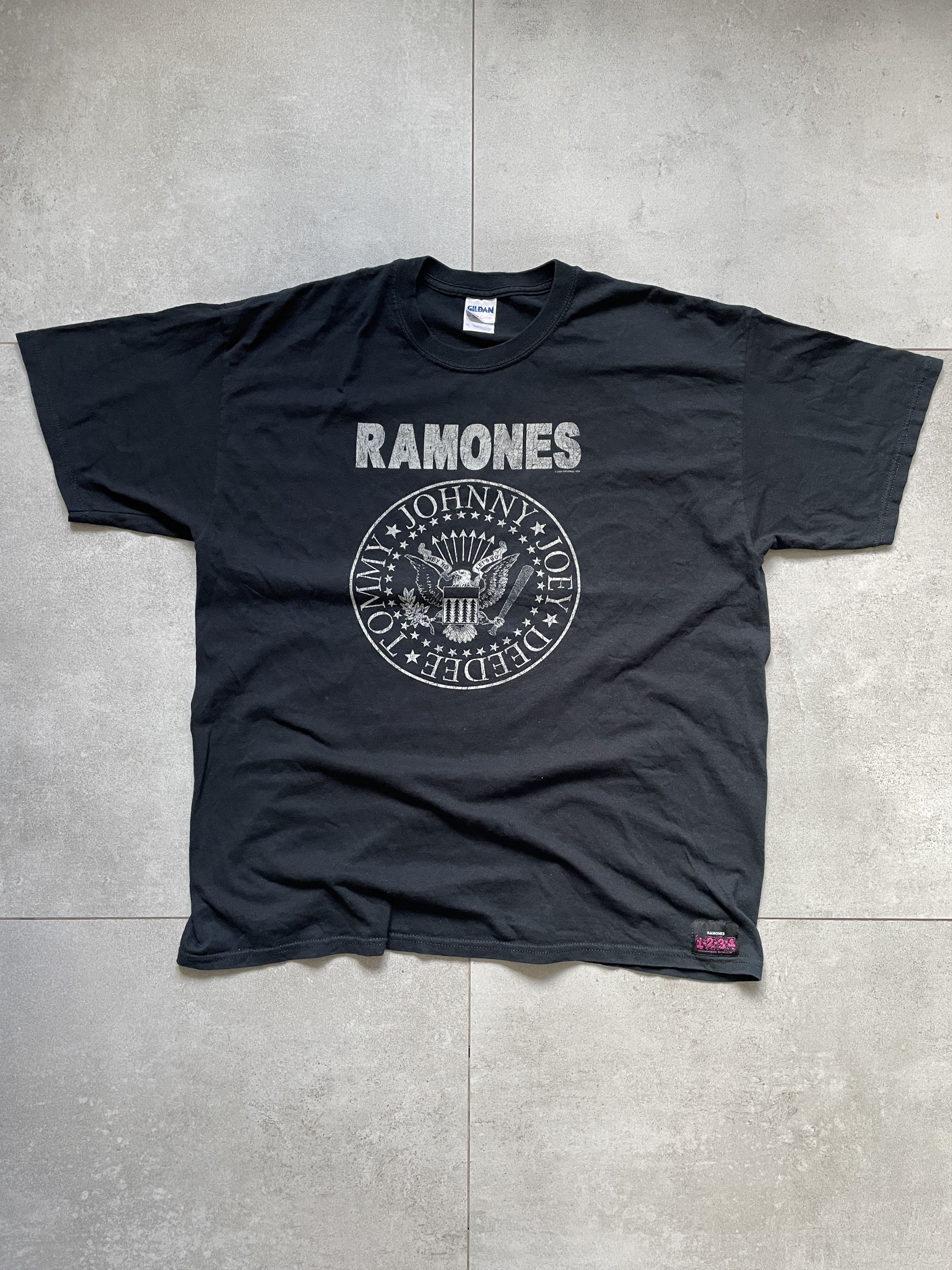 Band Tees Y2K RAMONES 2005 1234 HEY HO BLACK WASHED ROCK GRUNGE TEE Size US XL / EU 56 / 4 - 1 Thumbnail