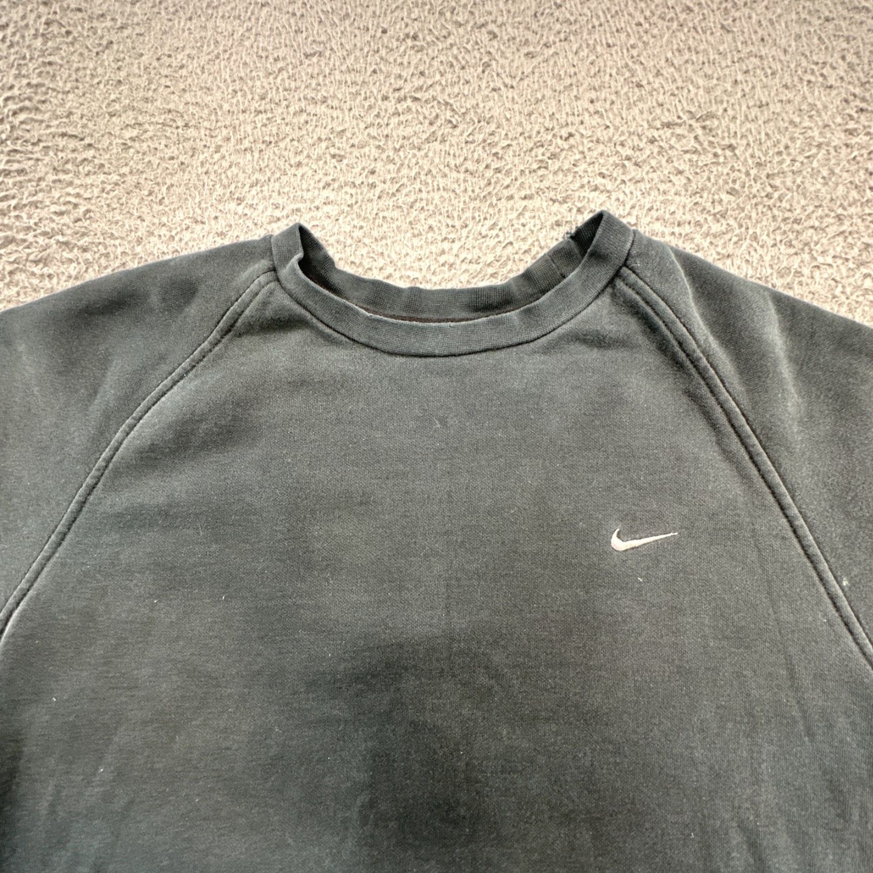 Nike Nike Men's Long Sleeve Raglan Crew Neck Mini Swoosh Sweatshirt Black Size L Size US L / EU 52-54 / 3 - 3 Thumbnail