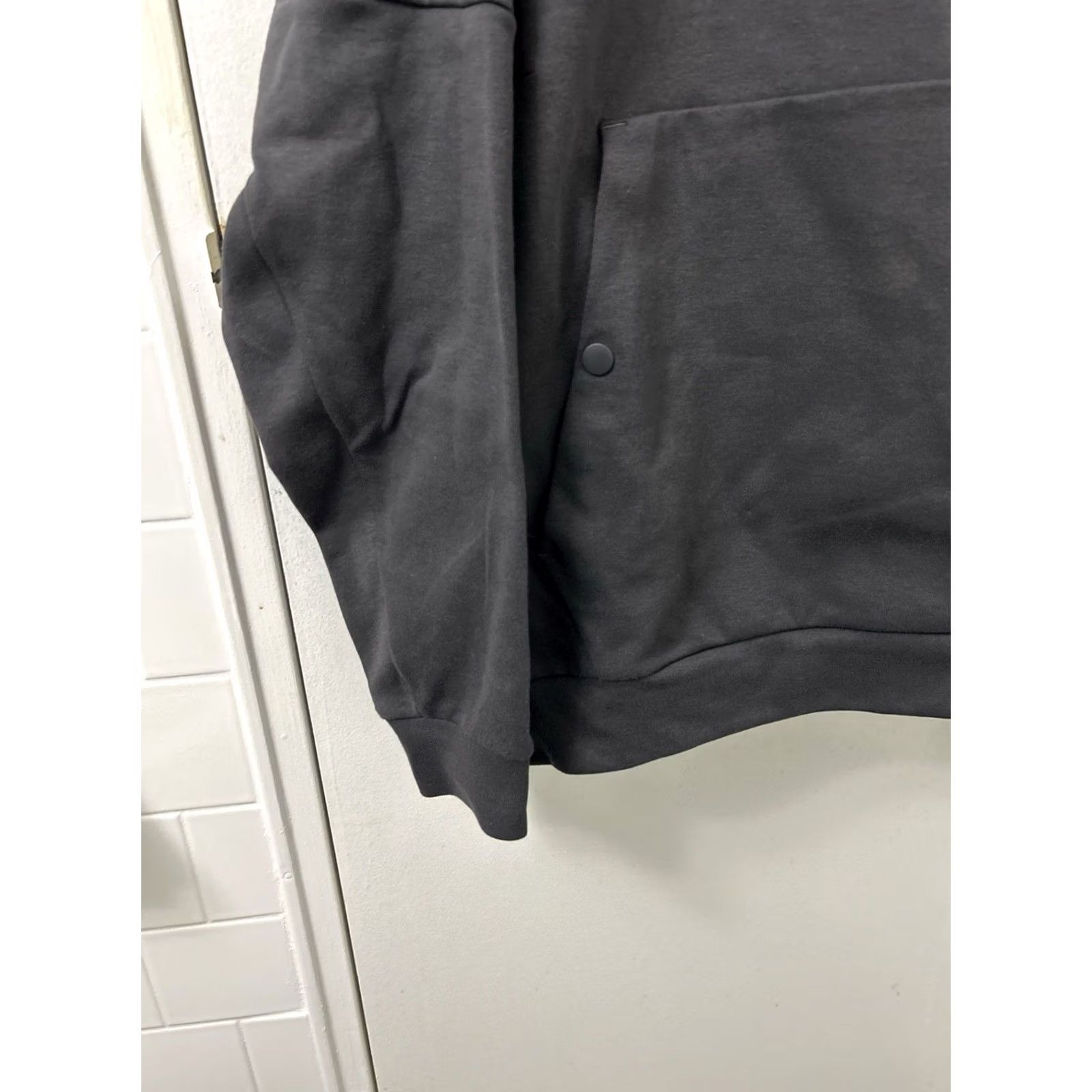 Adidas Adidas Hoodie Unisex Adults L Black Pullover Pocket Sweatshirt Logo NWT L/S 90 MSRP Size US L / EU 52-54 / 3 - 7 Thumbnail