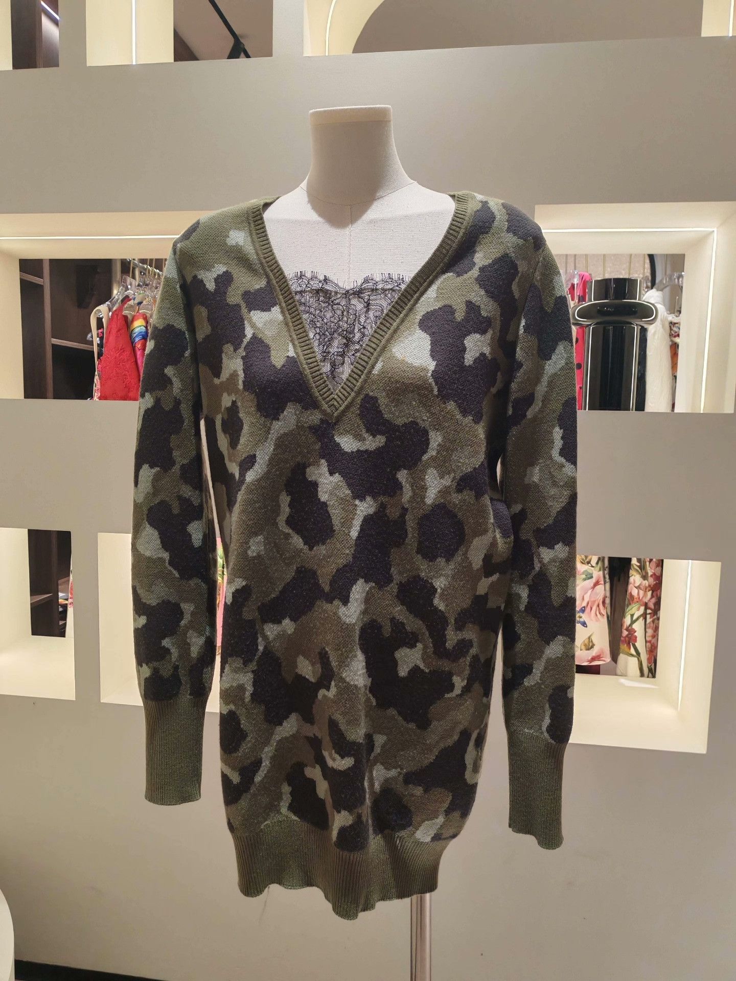 RED Valentino RED VALENTINO Camouflage V-Neck Knit Size M / US 6-8 / IT 42-44 - 1 Thumbnail