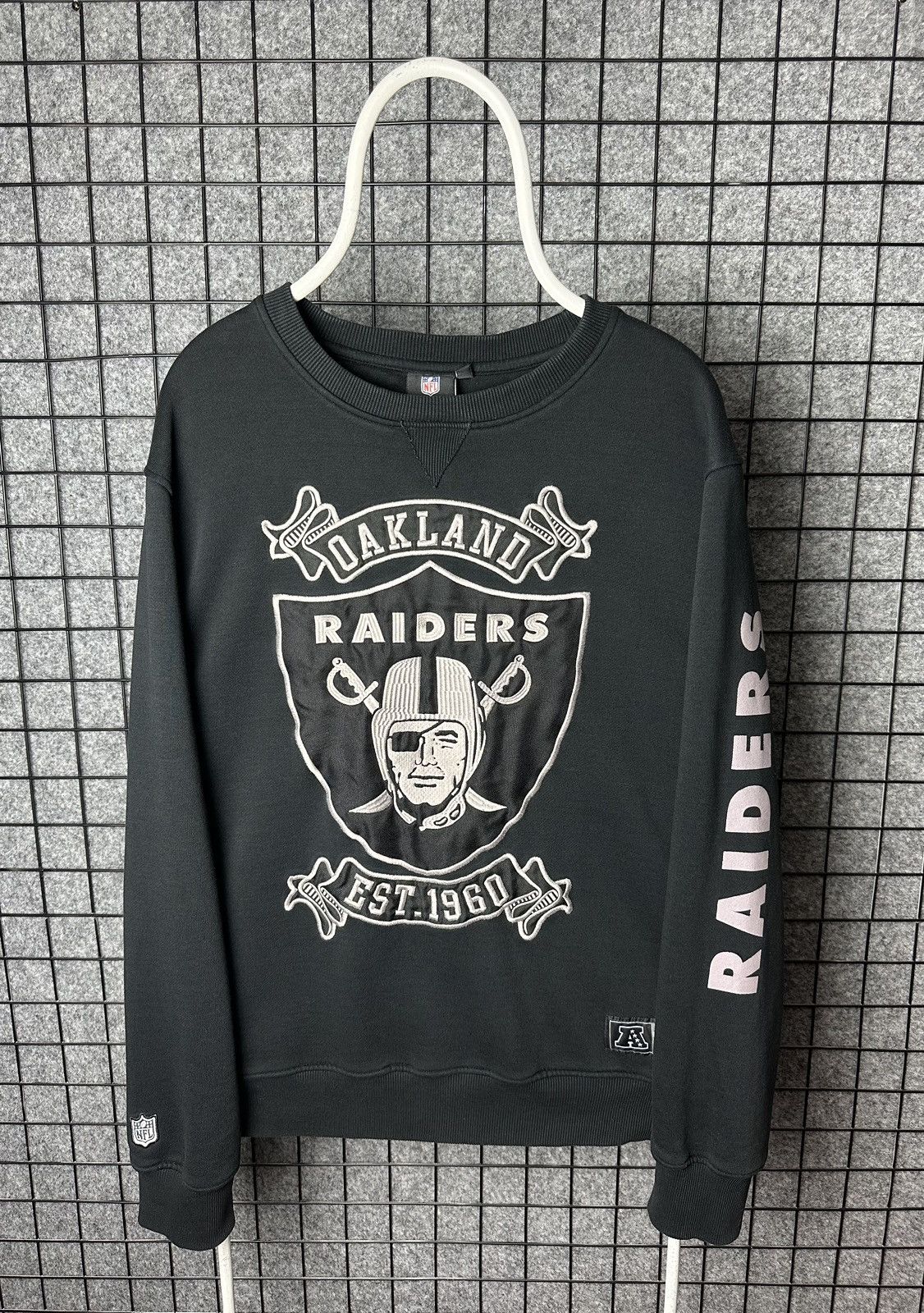 NFL × Vintage NFL Oakland Raiders Football Team Logo Sweatshirt Size XL Size US XL / EU 56 / 4 - 1 Thumbnail