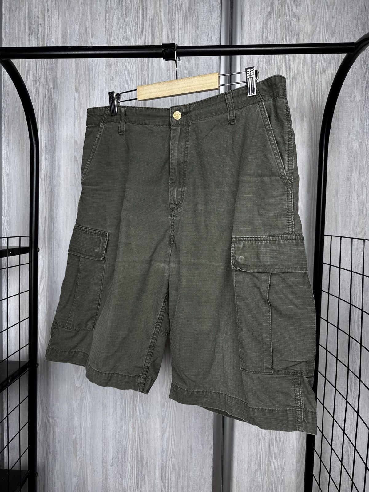 Carhartt Wip Carhartt WIP faded distressed khaki green cargo shorts Size US 32 / EU 48 - 5 Thumbnail