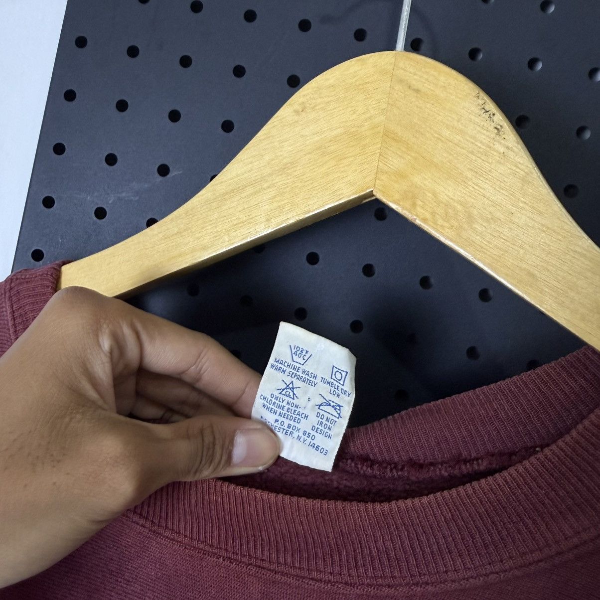 Champion Vintage CHAMPION reverse weave maroon logo sweatshirt Size US XL / EU 56 / 4 - 5 Thumbnail