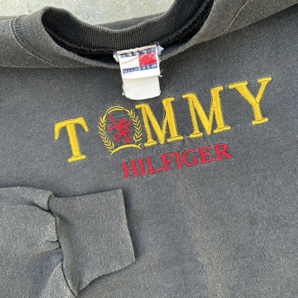 Tommy Hilfiger VTG 90’s Tommy Hilfiger Faded Graphic Logo Sweater Size US XL / EU 56 / 4 - 2 Thumbnail