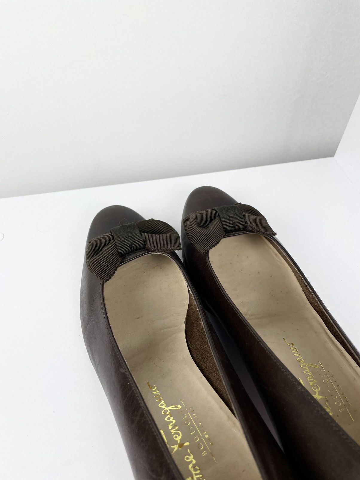 Salvatore Ferragamo Salvatore Ferragamo Brown Leather Vara Bow Block Heel Pumps Size US 9.5 / IT 39.5 - 4 Thumbnail