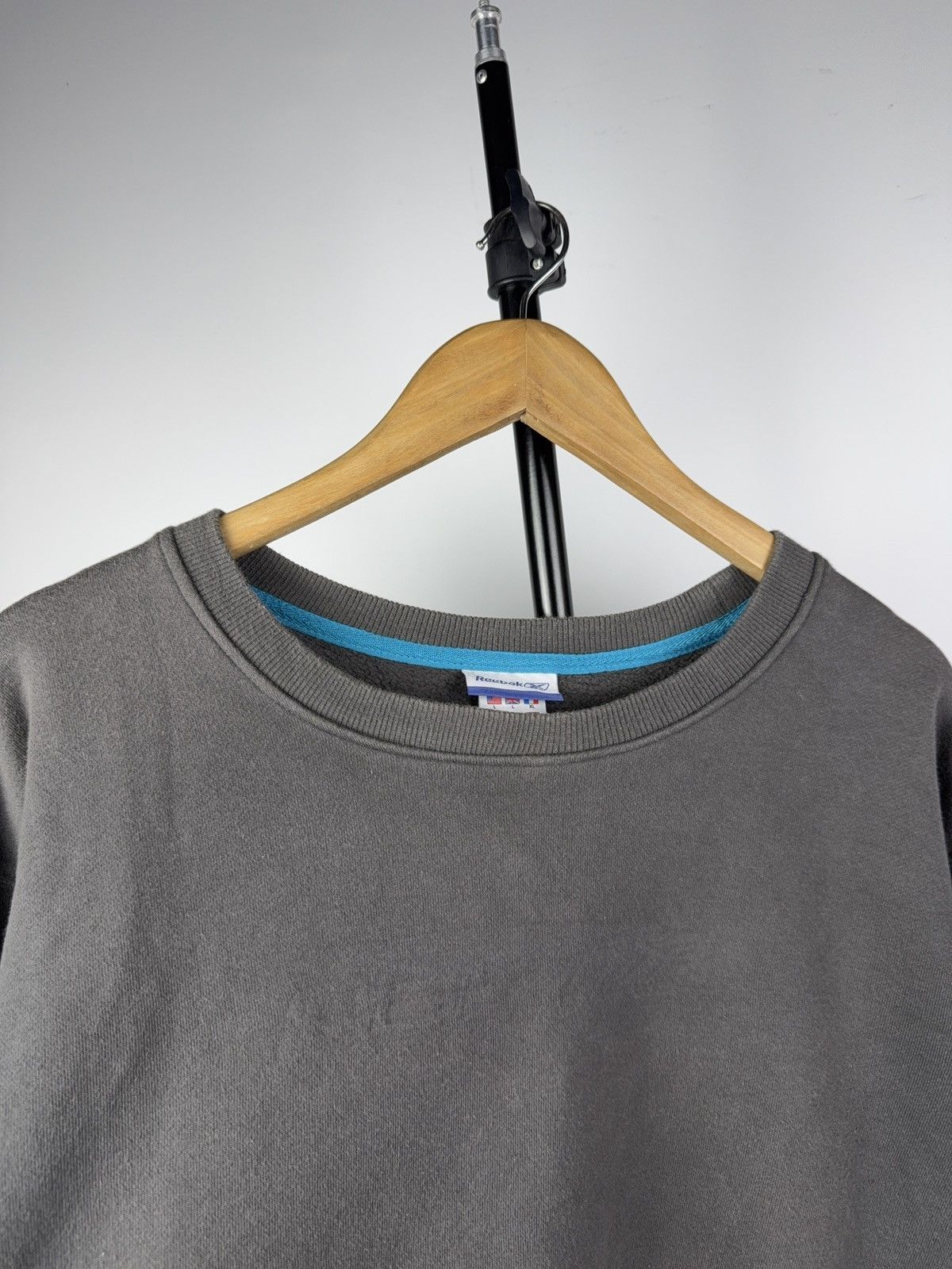 Reebok 90s Retro Reebok Vintage Faded Crewneck Sweatshirt Big Logo Size US L / EU 52-54 / 3 - 3 Thumbnail